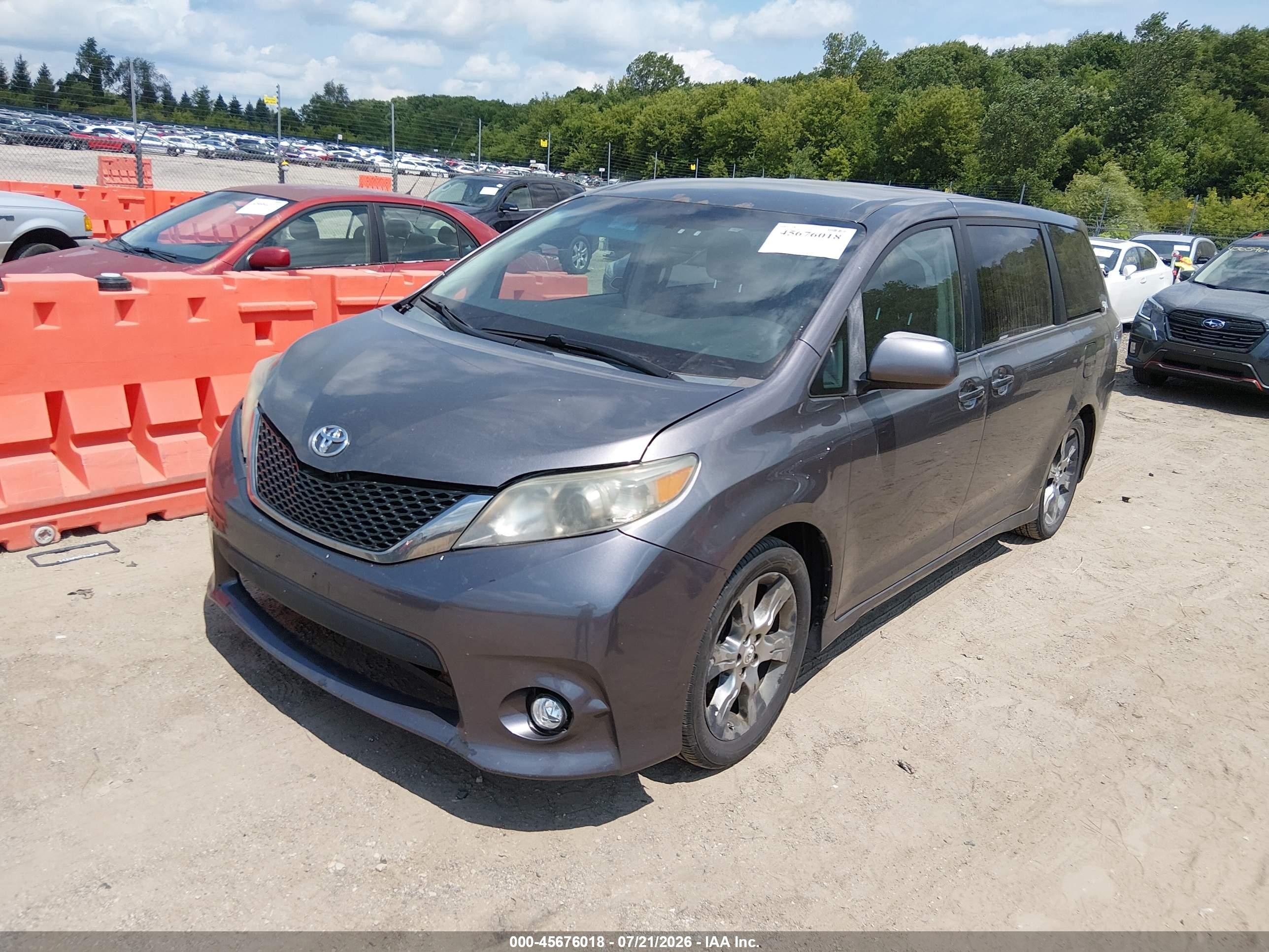 2011 Toyota Sienna Se Gray vin: 5TDXK3DC7BS033320