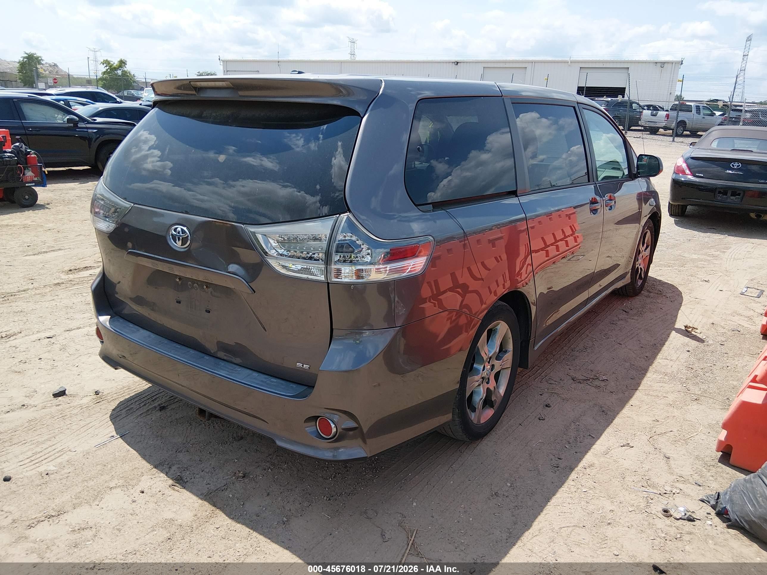 2011 Toyota Sienna Se Gray vin: 5TDXK3DC7BS033320