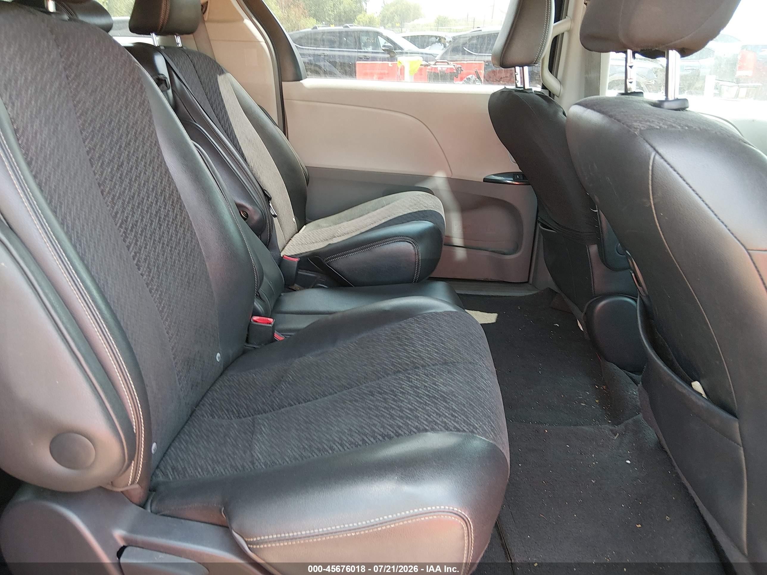 2011 Toyota Sienna Se Gray vin: 5TDXK3DC7BS033320