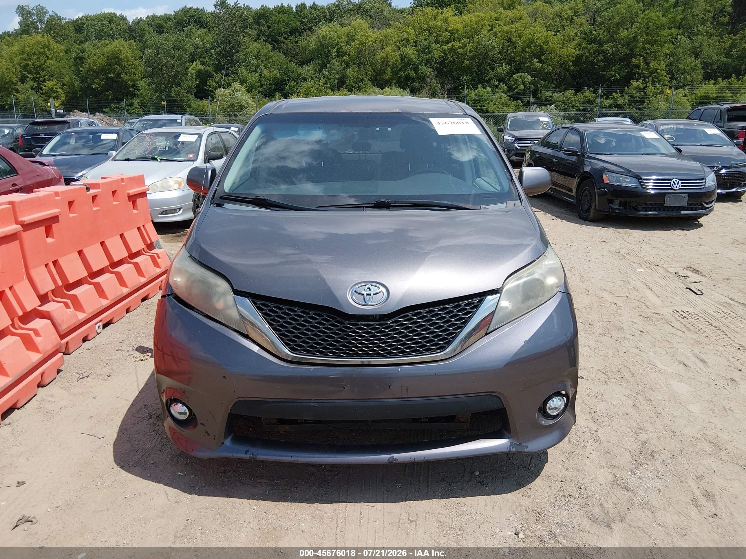 2011 Toyota Sienna Se Gray vin: 5TDXK3DC7BS033320