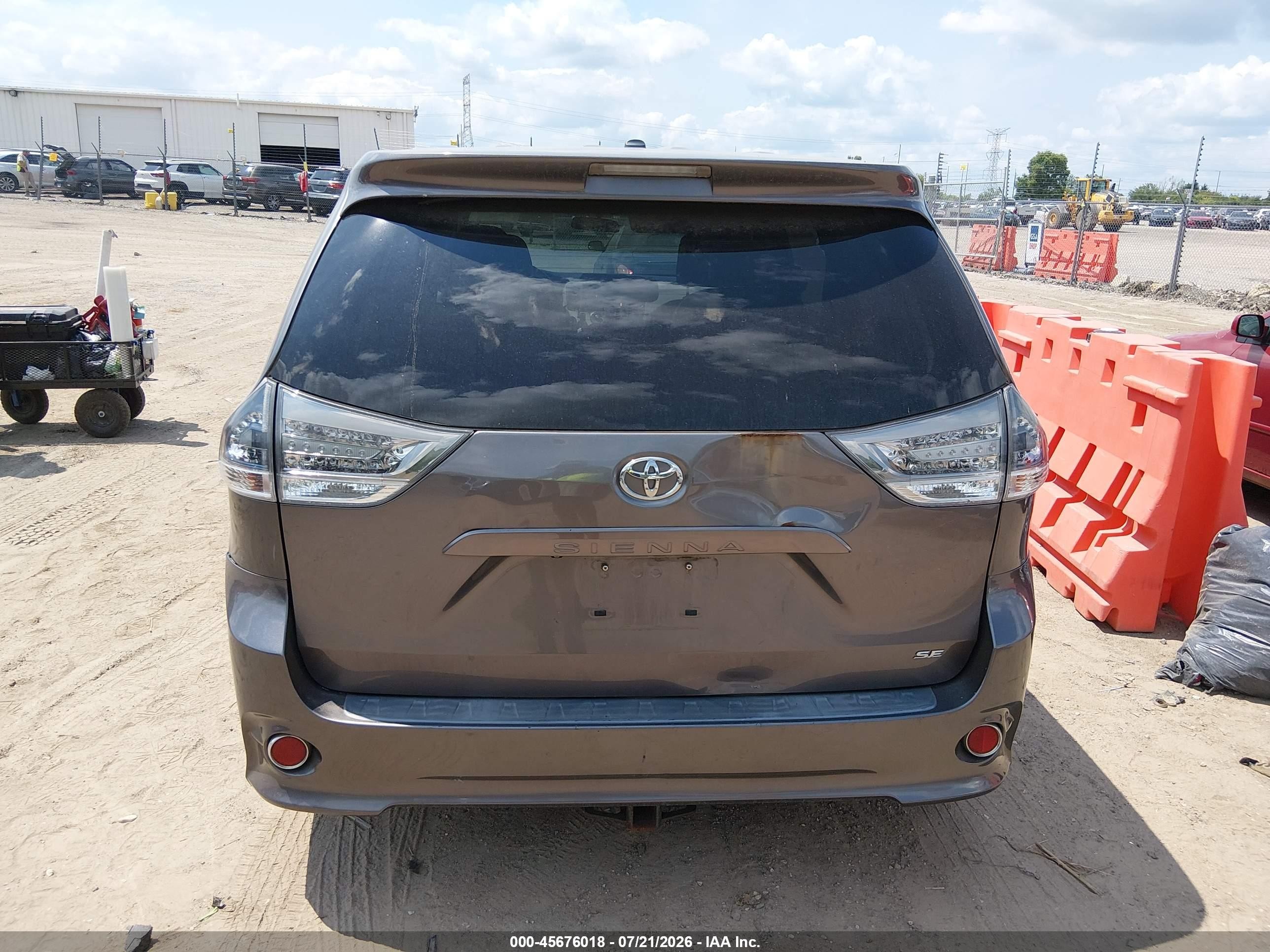 2011 Toyota Sienna Se Gray vin: 5TDXK3DC7BS033320
