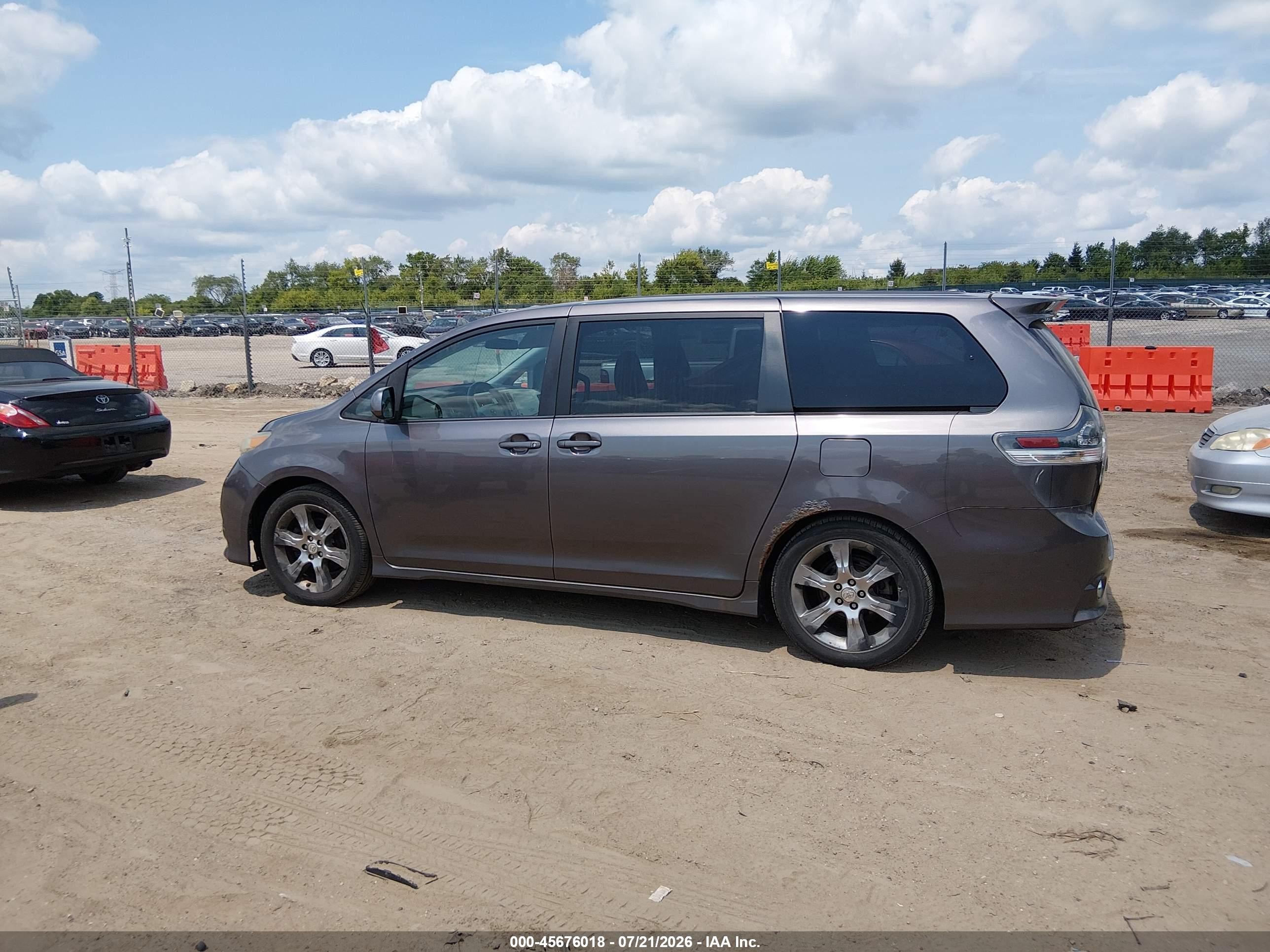 2011 Toyota Sienna Se Gray vin: 5TDXK3DC7BS033320