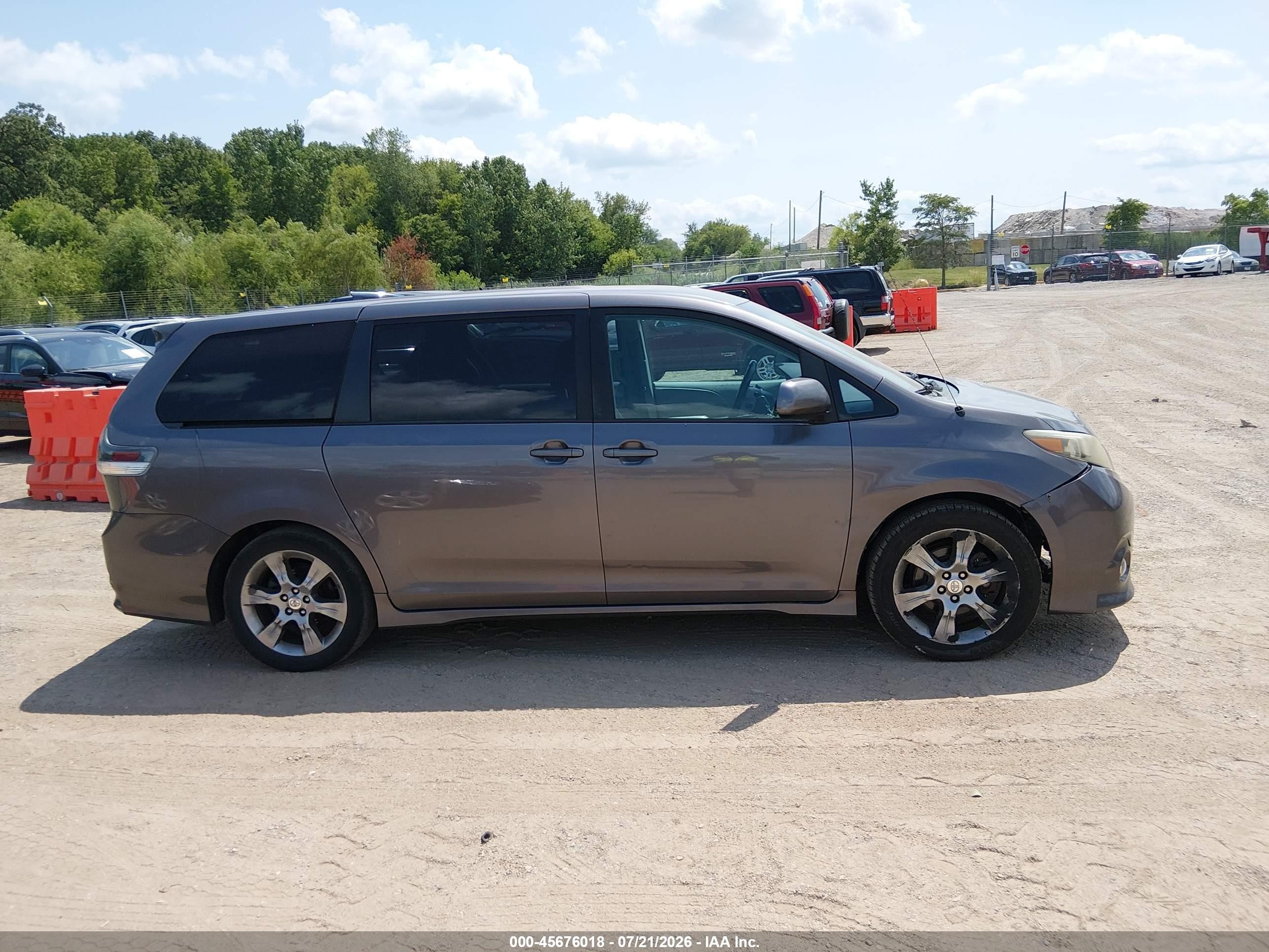 2011 Toyota Sienna Se Gray vin: 5TDXK3DC7BS033320