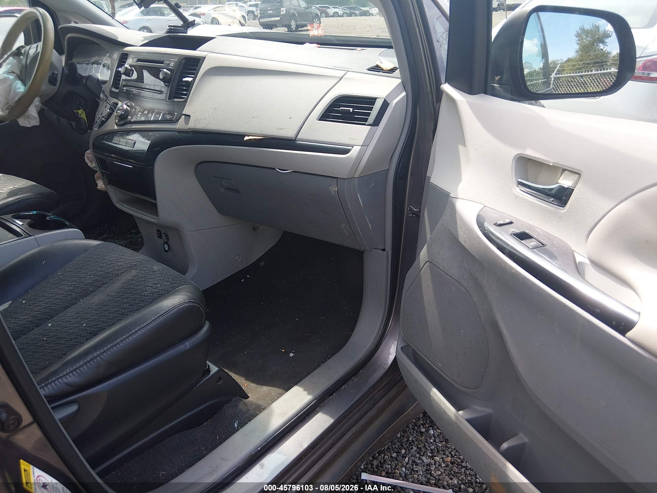 2011 Toyota Sienna Se Gray vin: 5TDXK3DC7BS100658