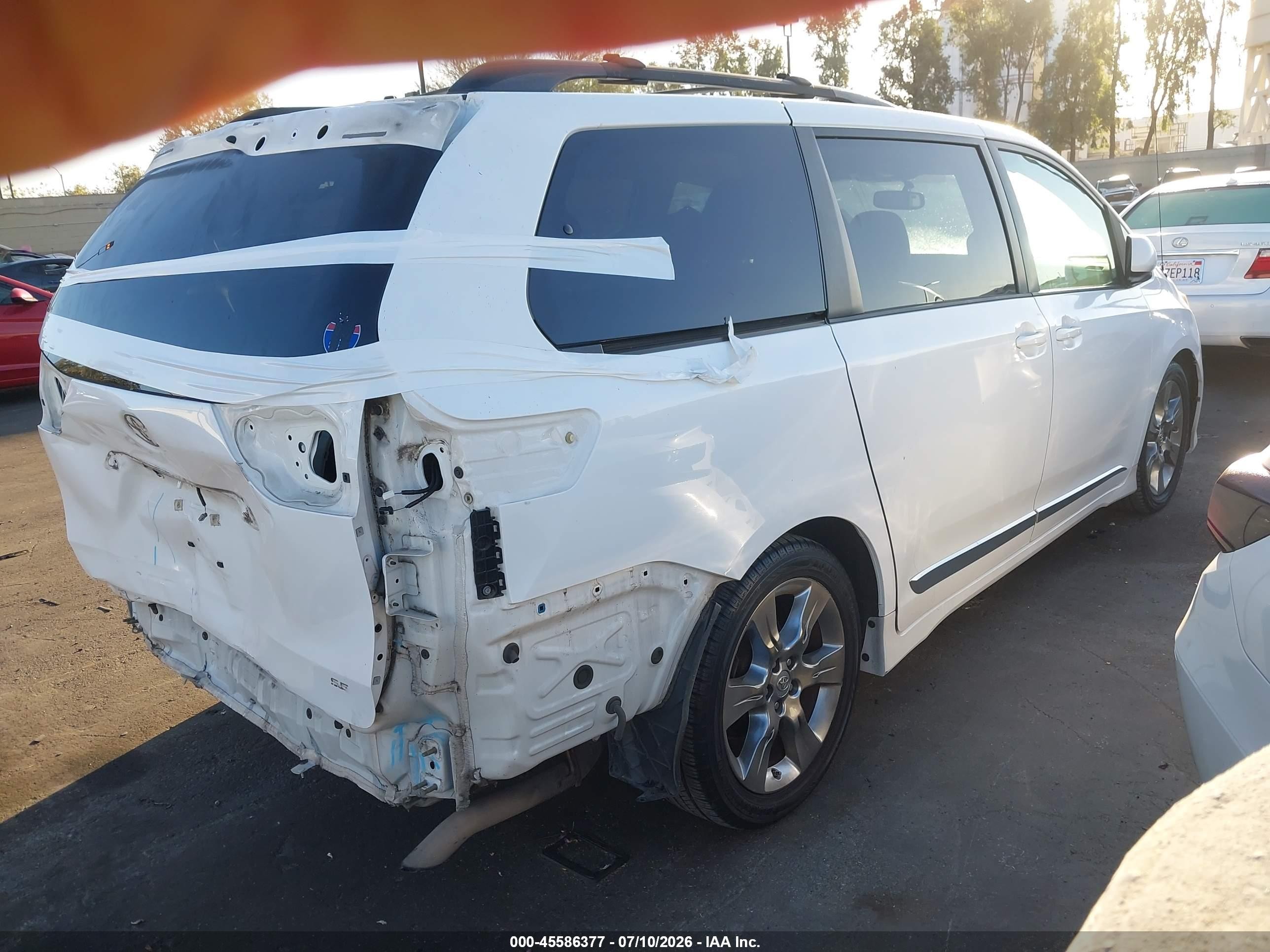 2012 Toyota Sienna Se 8 Passenger Белый vin: 5TDXK3DC7CS225919