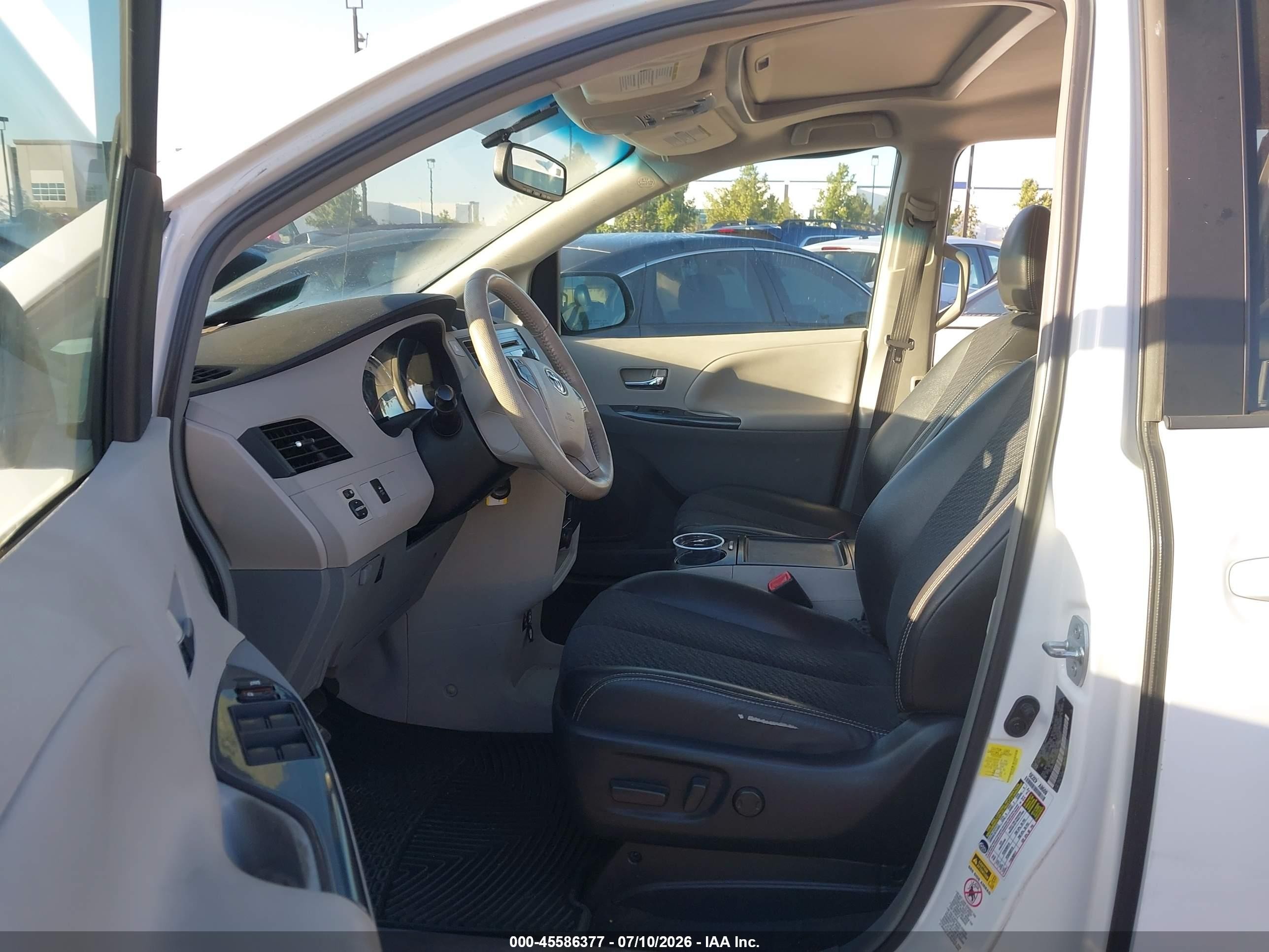 2012 Toyota Sienna Se 8 Passenger Белый vin: 5TDXK3DC7CS225919