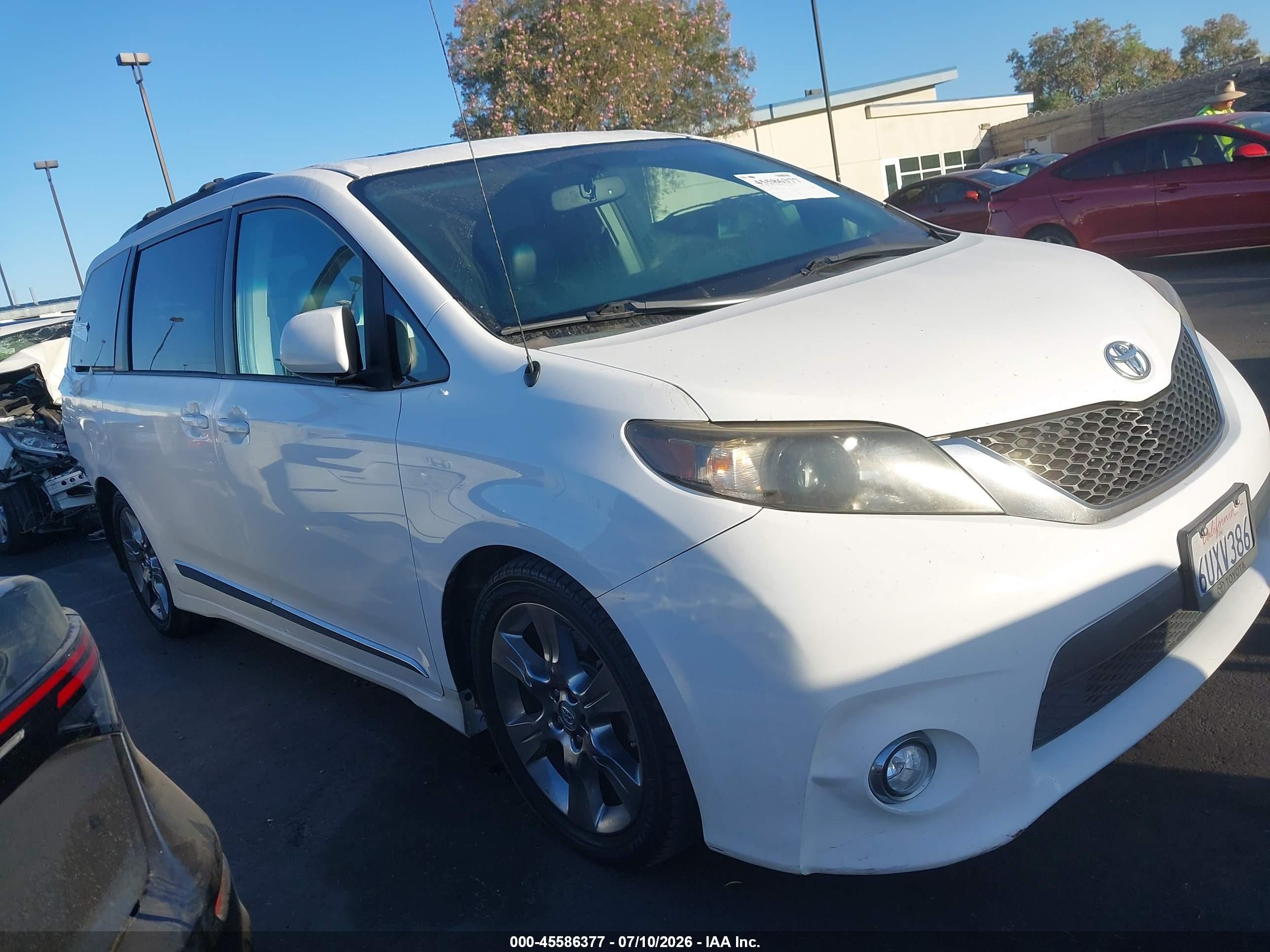 2012 Toyota Sienna Se 8 Passenger Белый vin: 5TDXK3DC7CS225919