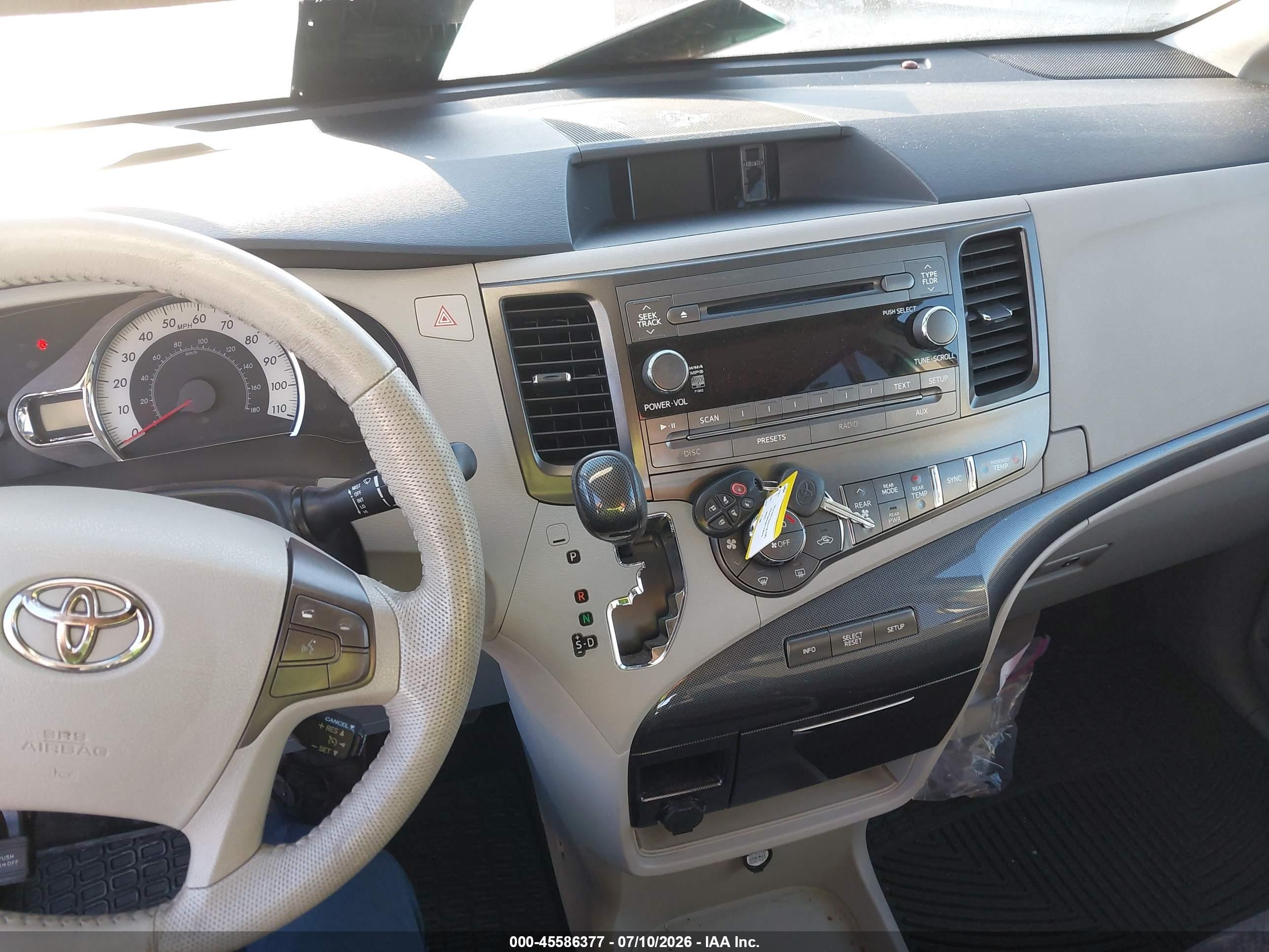 2012 Toyota Sienna Se 8 Passenger Белый vin: 5TDXK3DC7CS225919