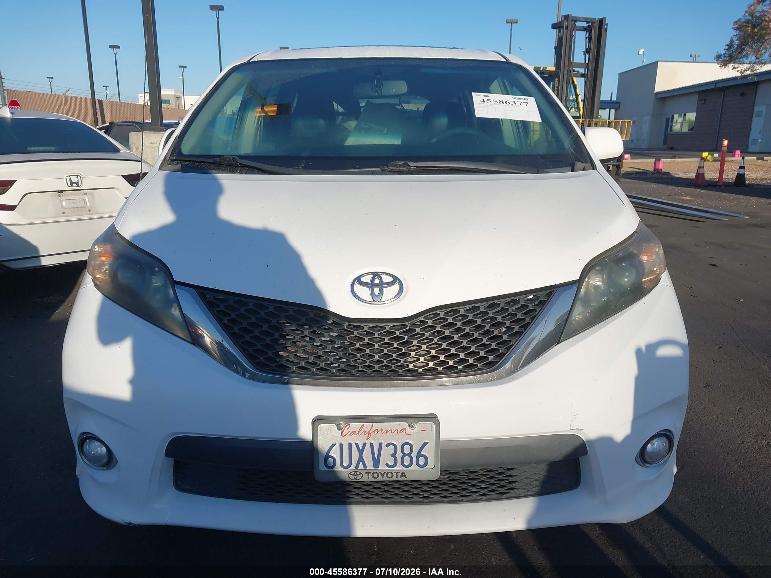2012 Toyota Sienna Se 8 Passenger Белый vin: 5TDXK3DC7CS225919