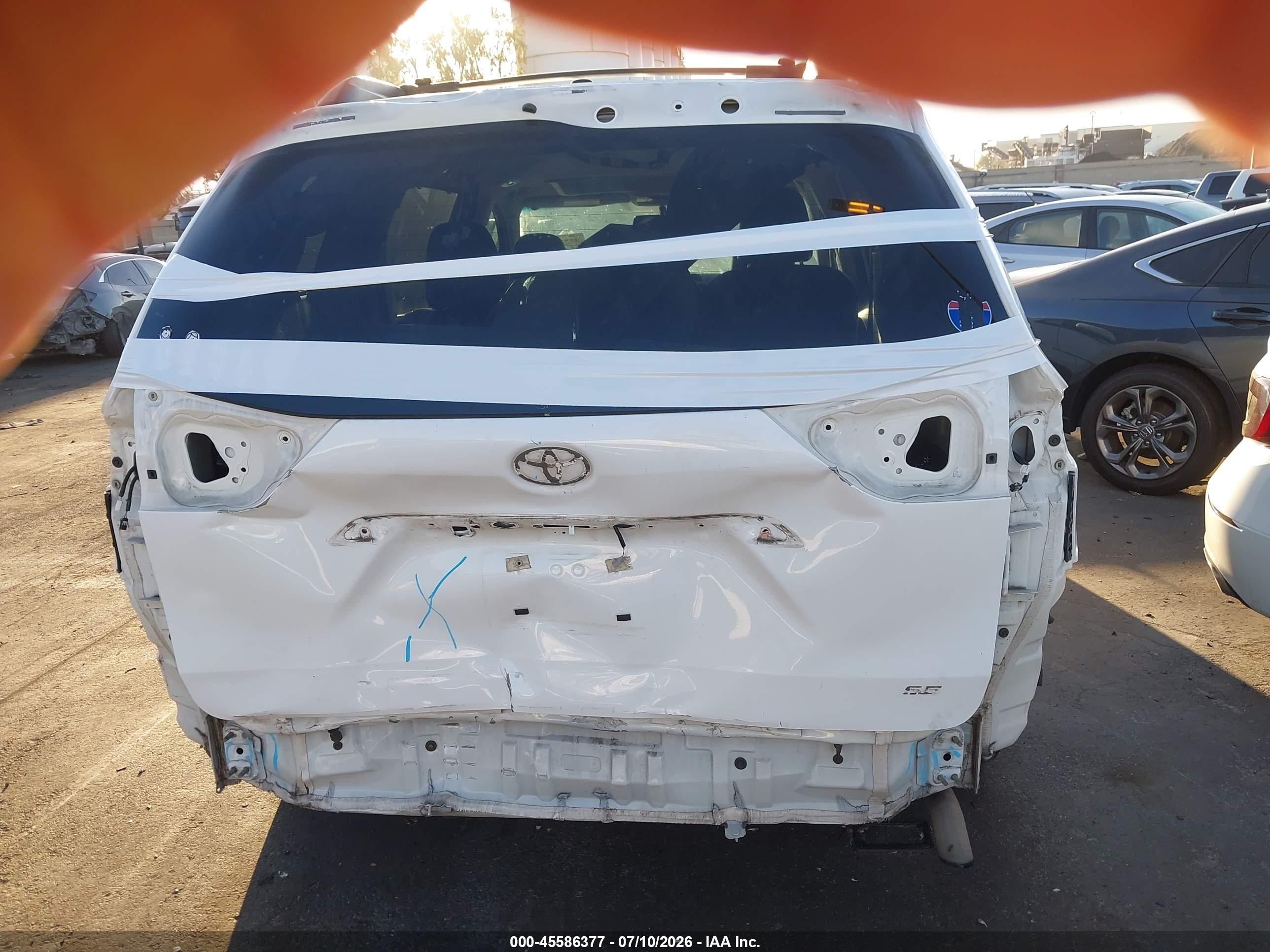 2012 Toyota Sienna Se 8 Passenger Белый vin: 5TDXK3DC7CS225919