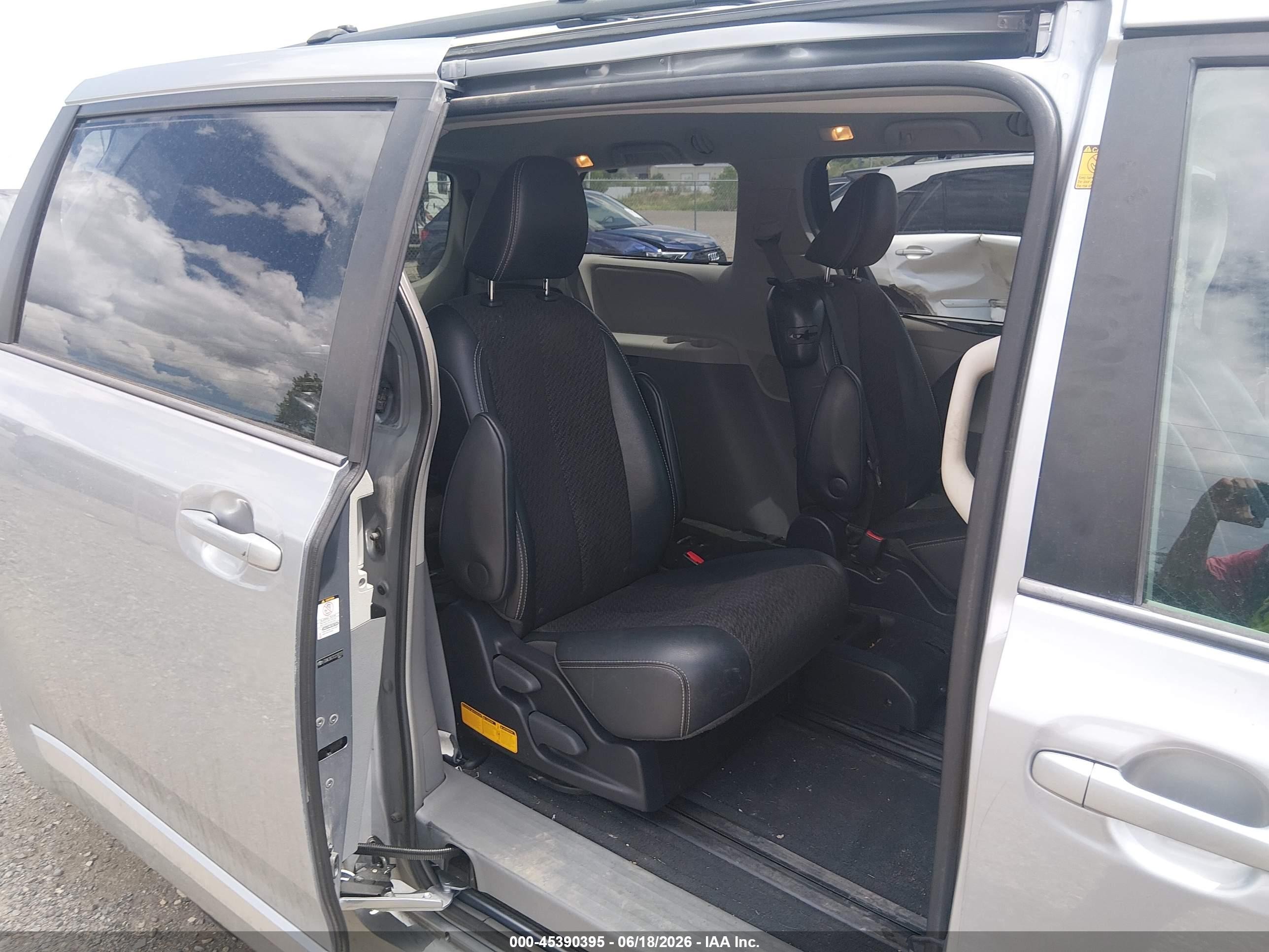 2012 Toyota Sienna Se 8 Passenger Silver vin: 5TDXK3DC7CS230313