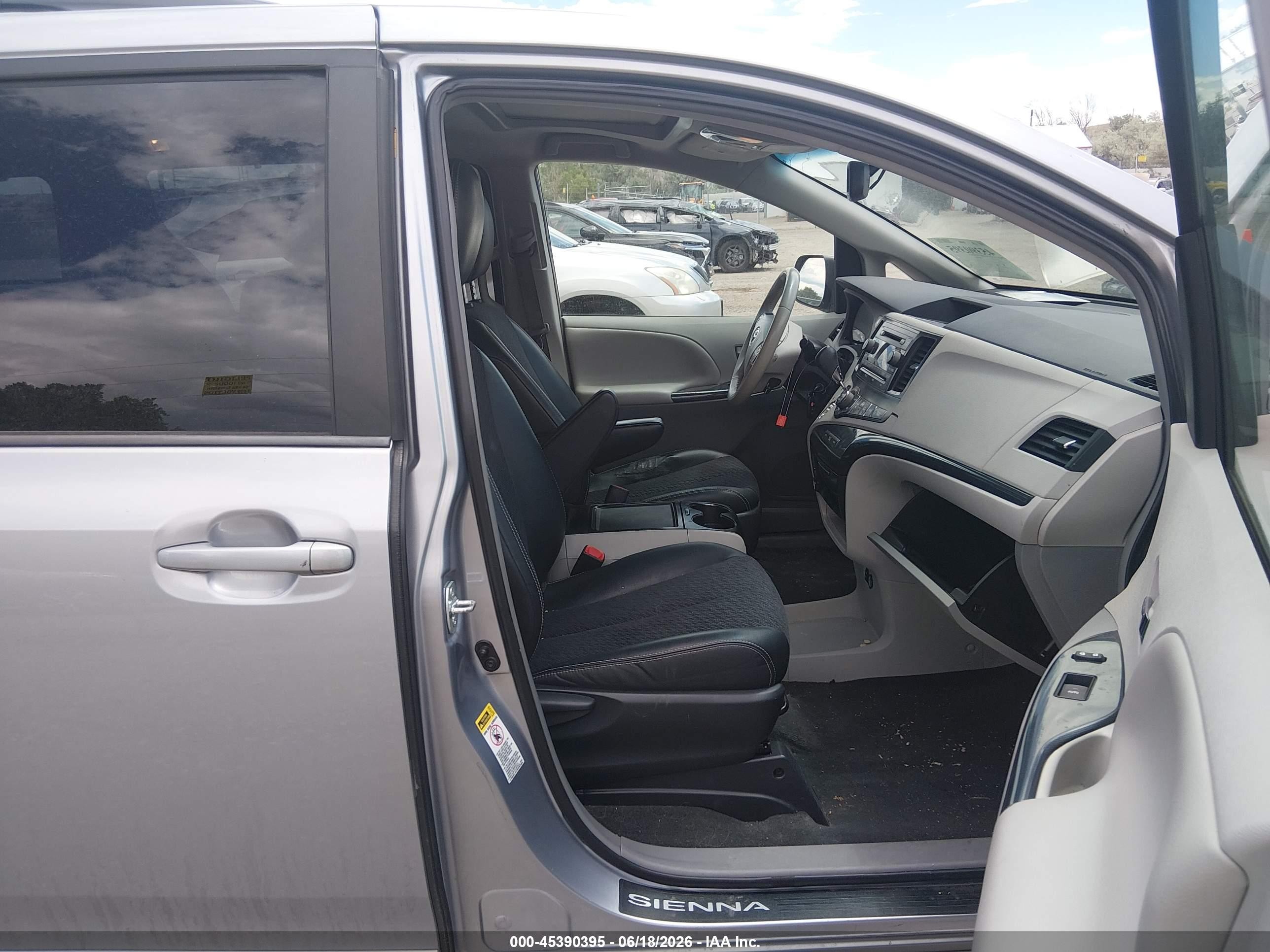 2012 Toyota Sienna Se 8 Passenger Silver vin: 5TDXK3DC7CS230313