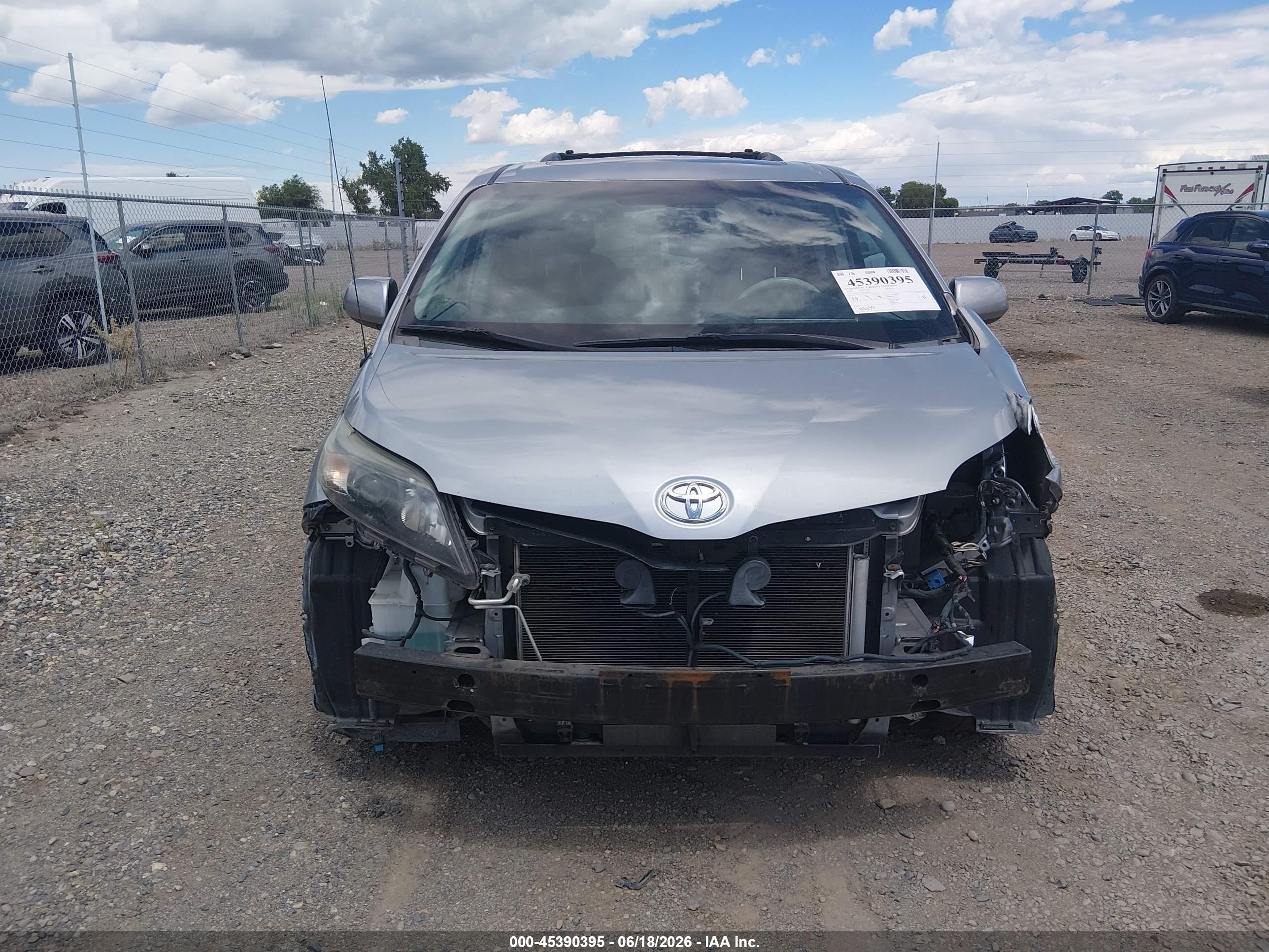 2012 Toyota Sienna Se 8 Passenger Silver vin: 5TDXK3DC7CS230313