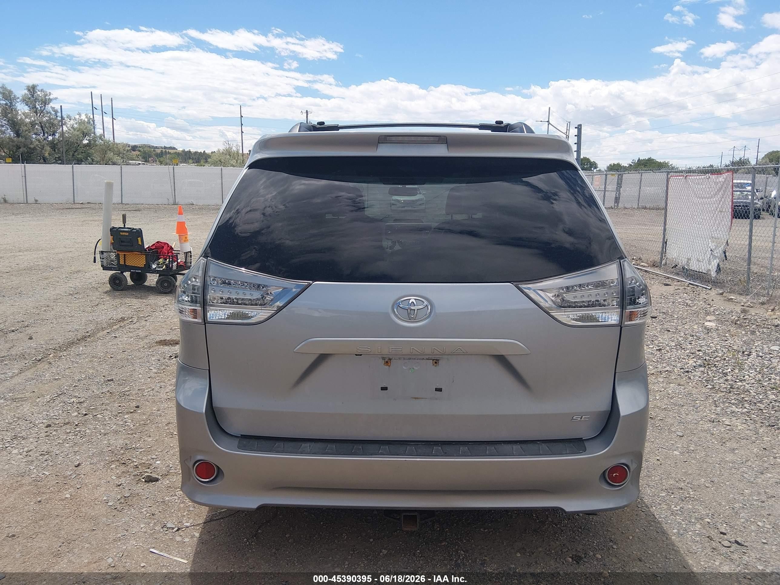 2012 Toyota Sienna Se 8 Passenger Silver vin: 5TDXK3DC7CS230313