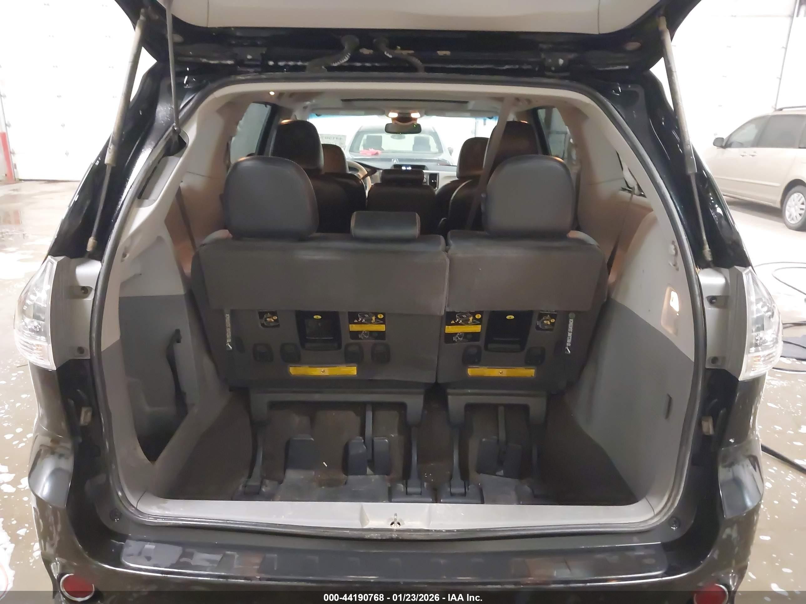 2012 Toyota Sienna Se 8 Passenger Black vin: 5TDXK3DC7CS261318
