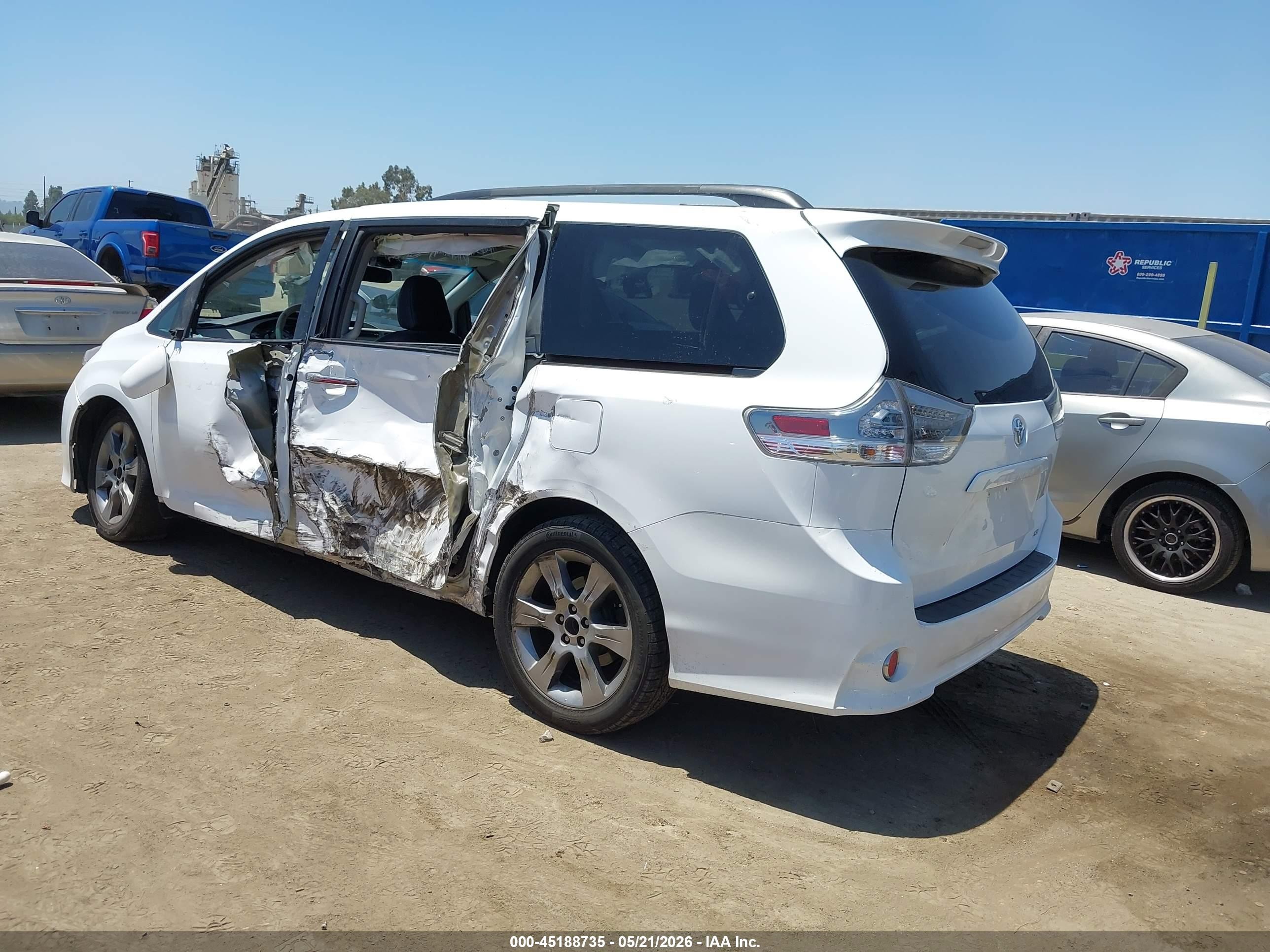 2014 Toyota Sienna Se 8 Passenger White vin: 5TDXK3DC7ES488608