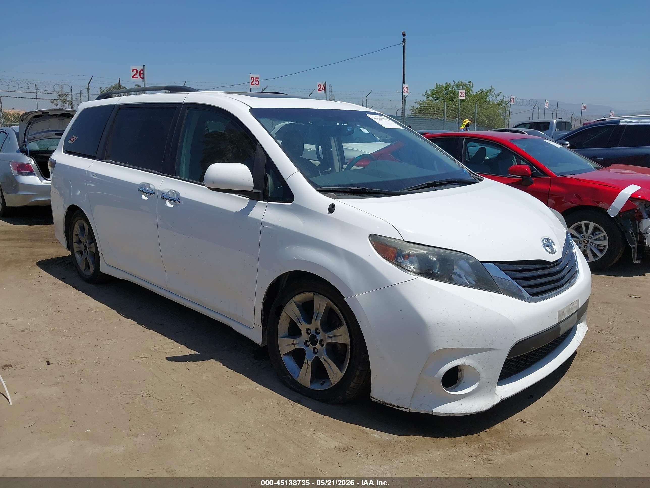 2014 Toyota Sienna Se 8 Passenger White vin: 5TDXK3DC7ES488608