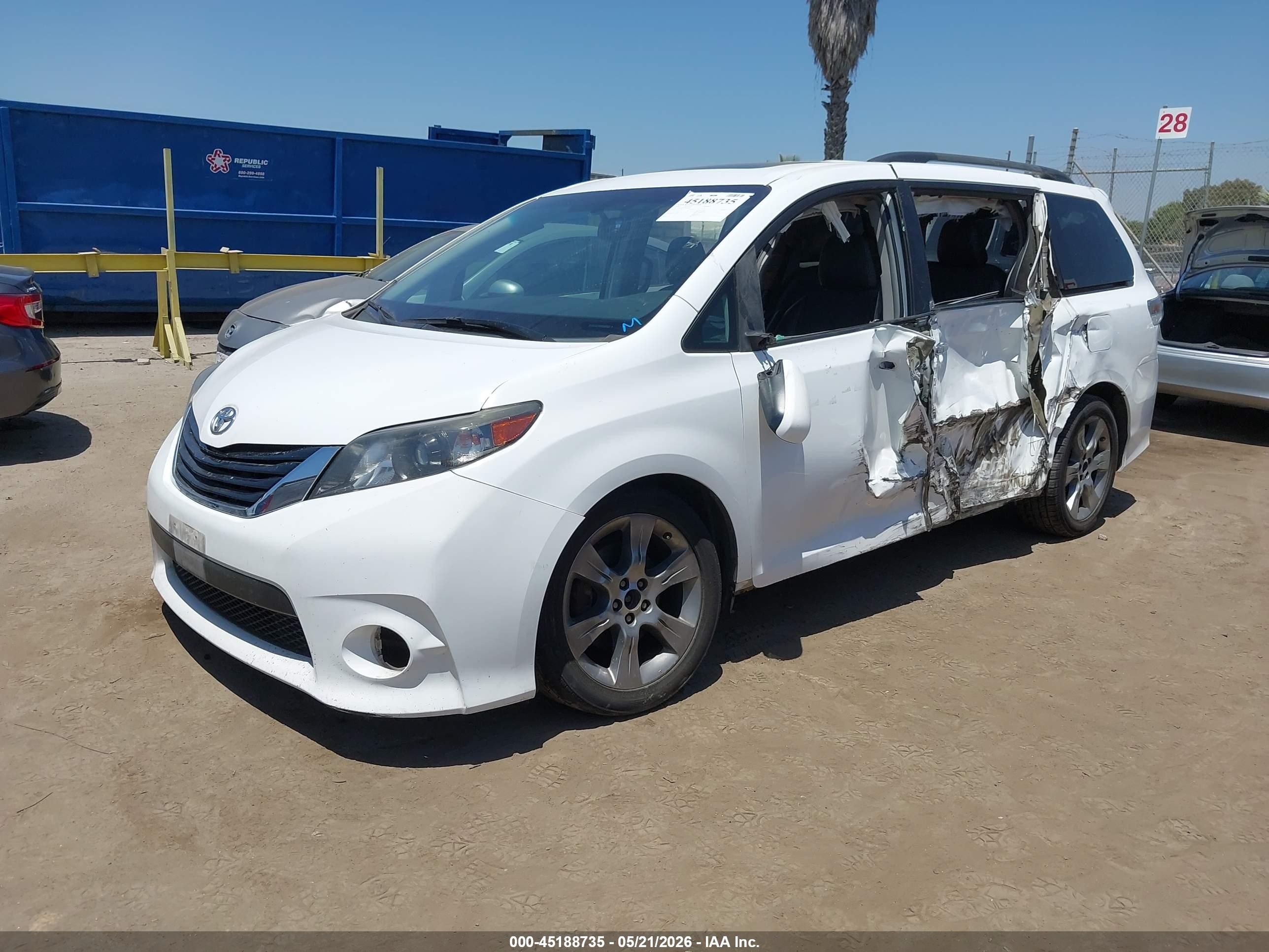 2014 Toyota Sienna Se 8 Passenger White vin: 5TDXK3DC7ES488608