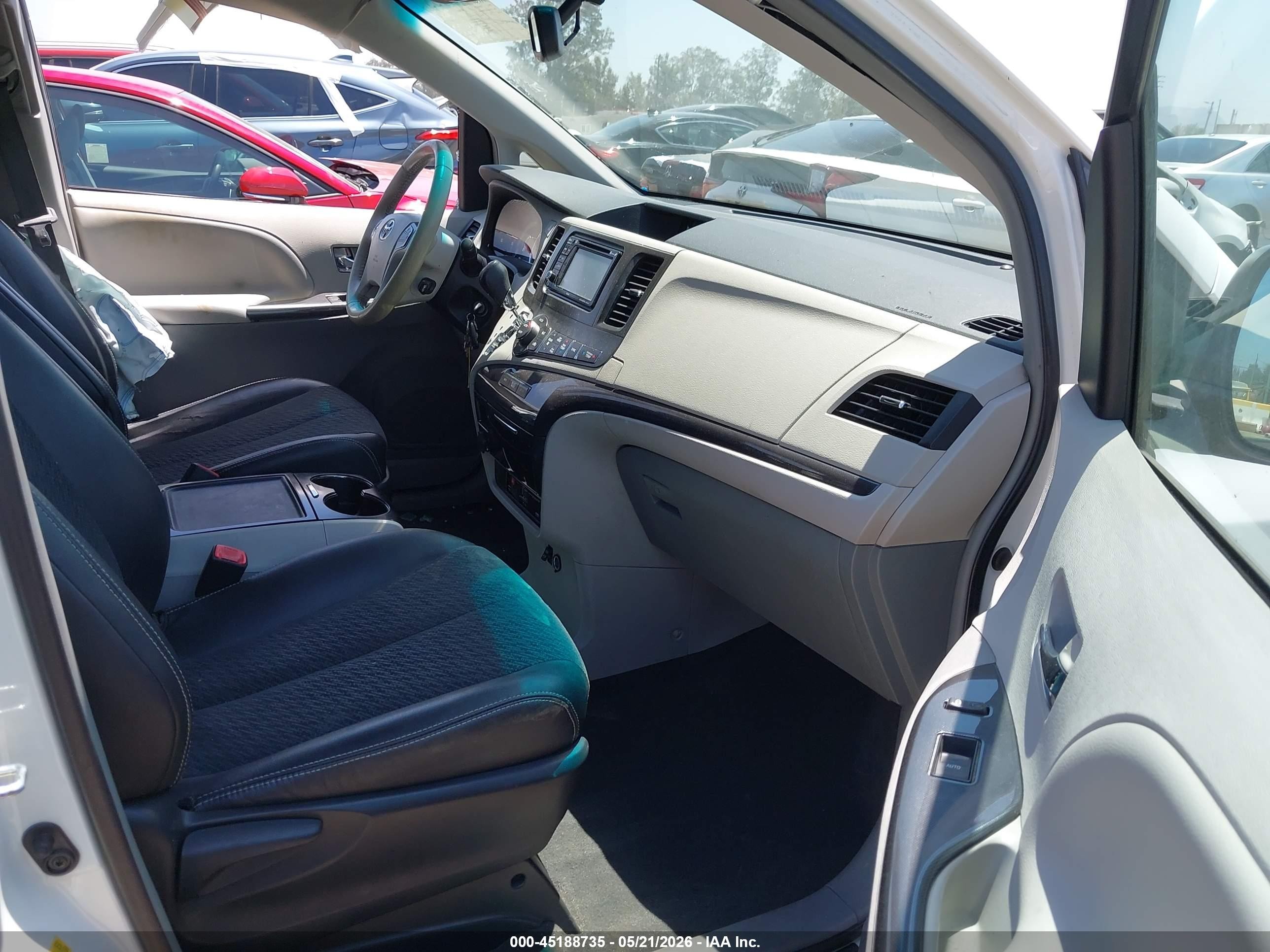 2014 Toyota Sienna Se 8 Passenger White vin: 5TDXK3DC7ES488608