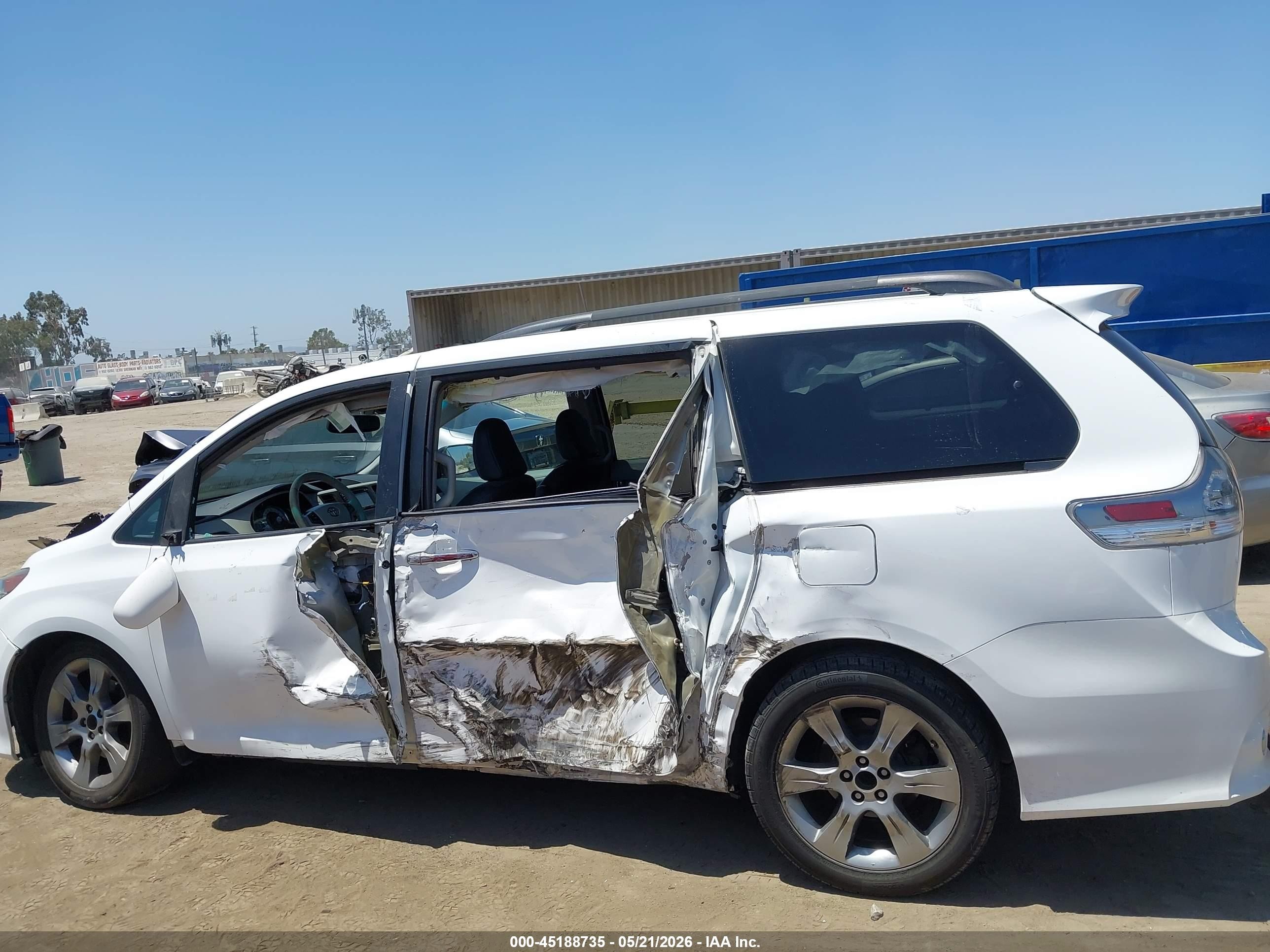 2014 Toyota Sienna Se 8 Passenger White vin: 5TDXK3DC7ES488608