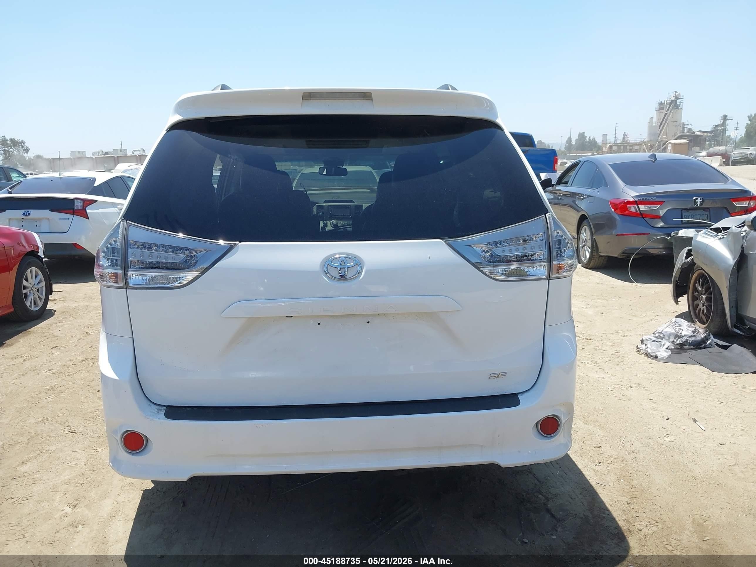 2014 Toyota Sienna Se 8 Passenger White vin: 5TDXK3DC7ES488608