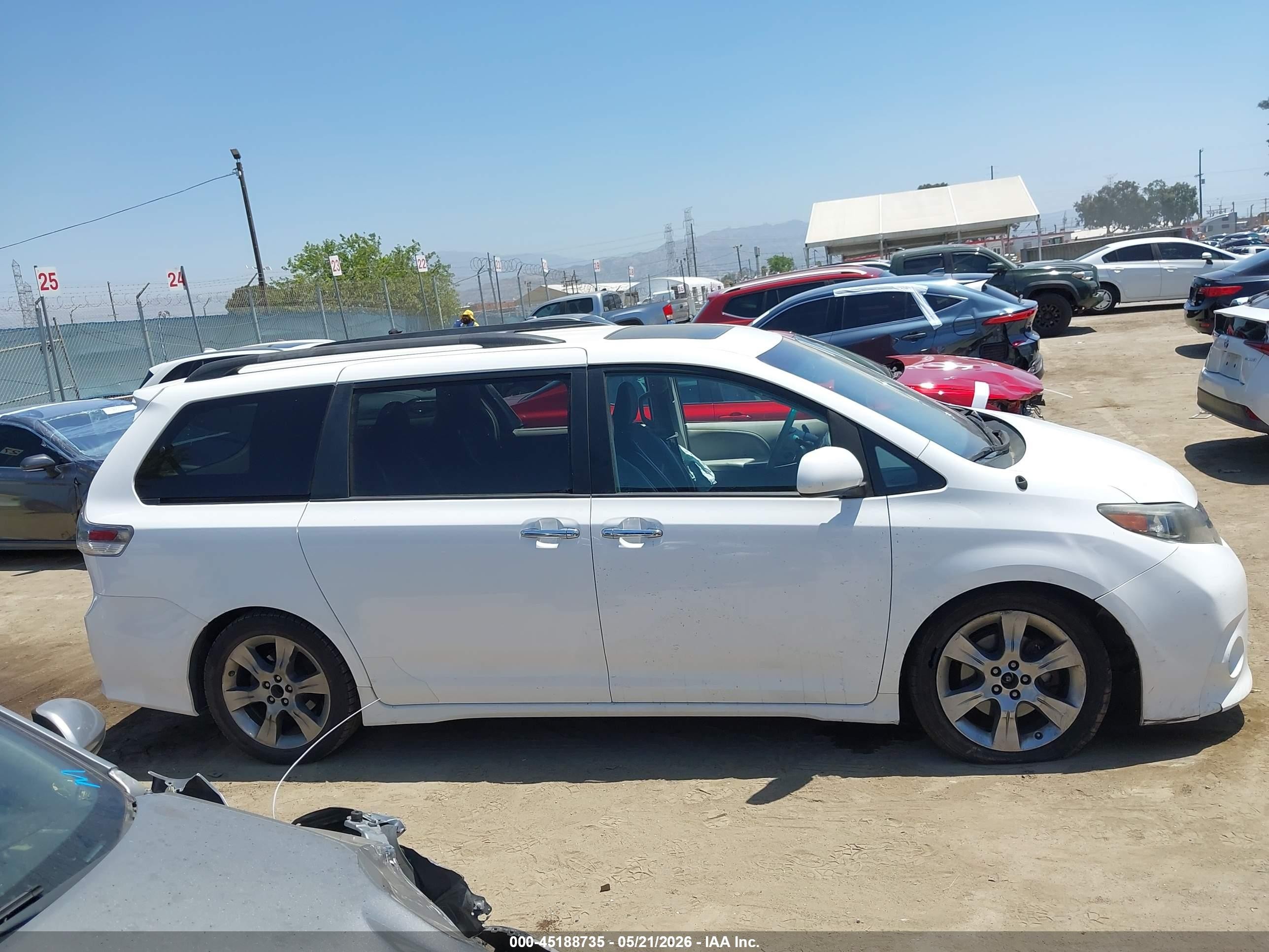 2014 Toyota Sienna Se 8 Passenger White vin: 5TDXK3DC7ES488608
