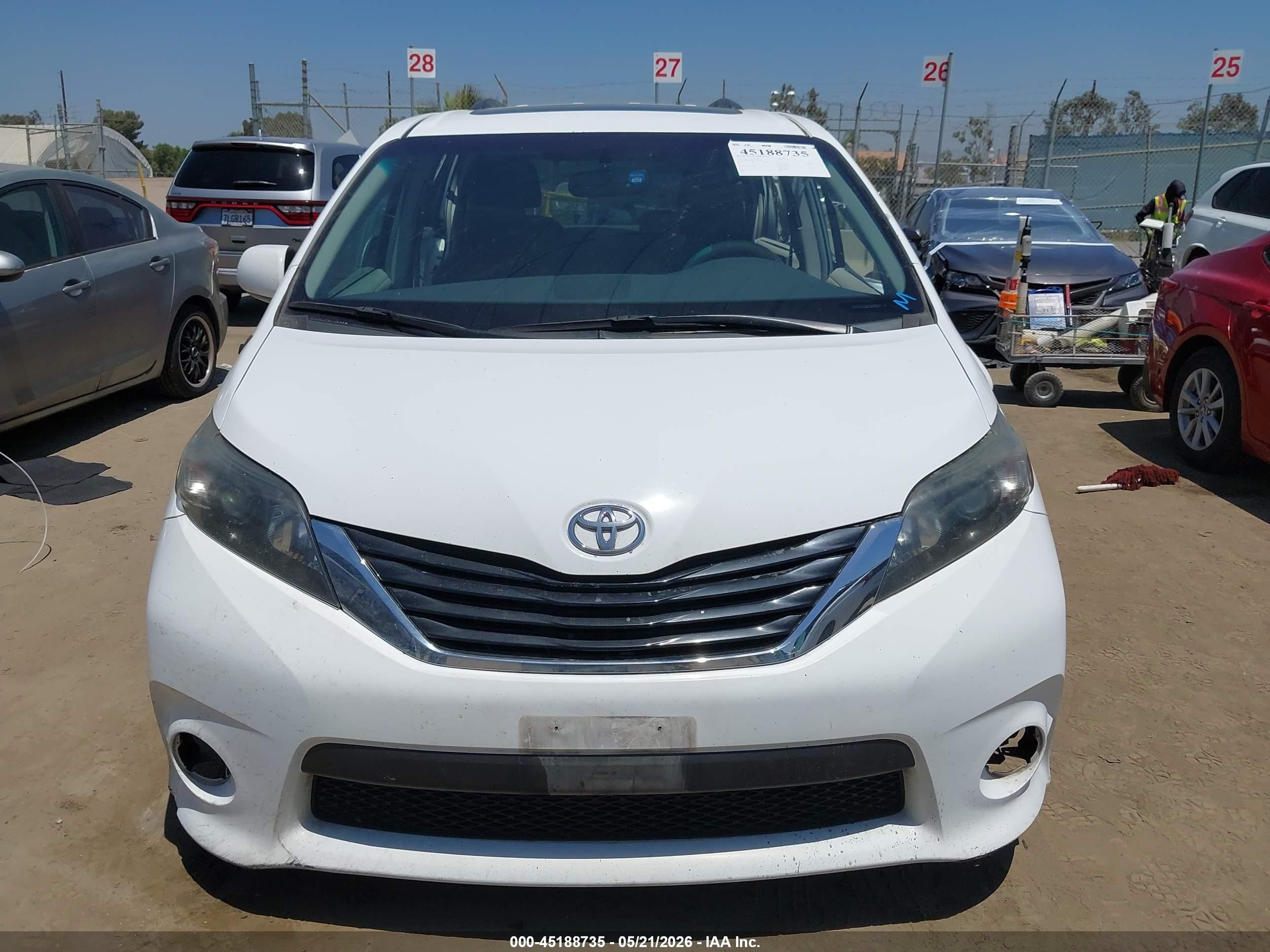 2014 Toyota Sienna Se 8 Passenger White vin: 5TDXK3DC7ES488608