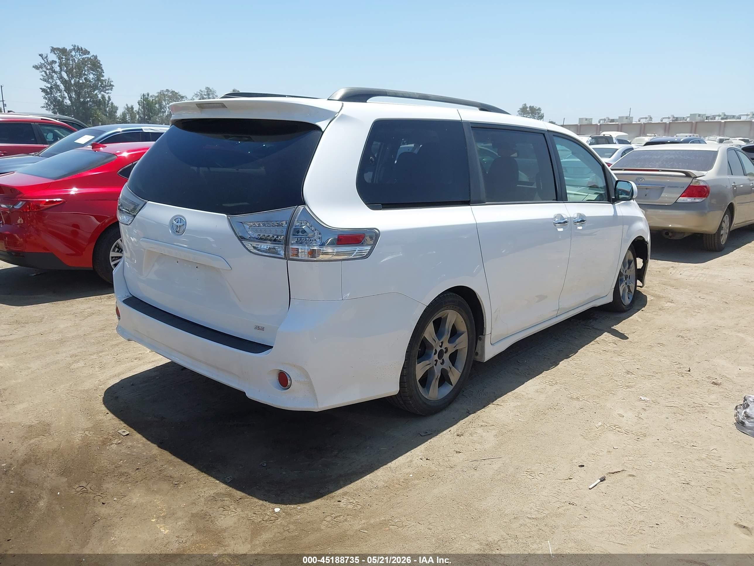 2014 Toyota Sienna Se 8 Passenger White vin: 5TDXK3DC7ES488608