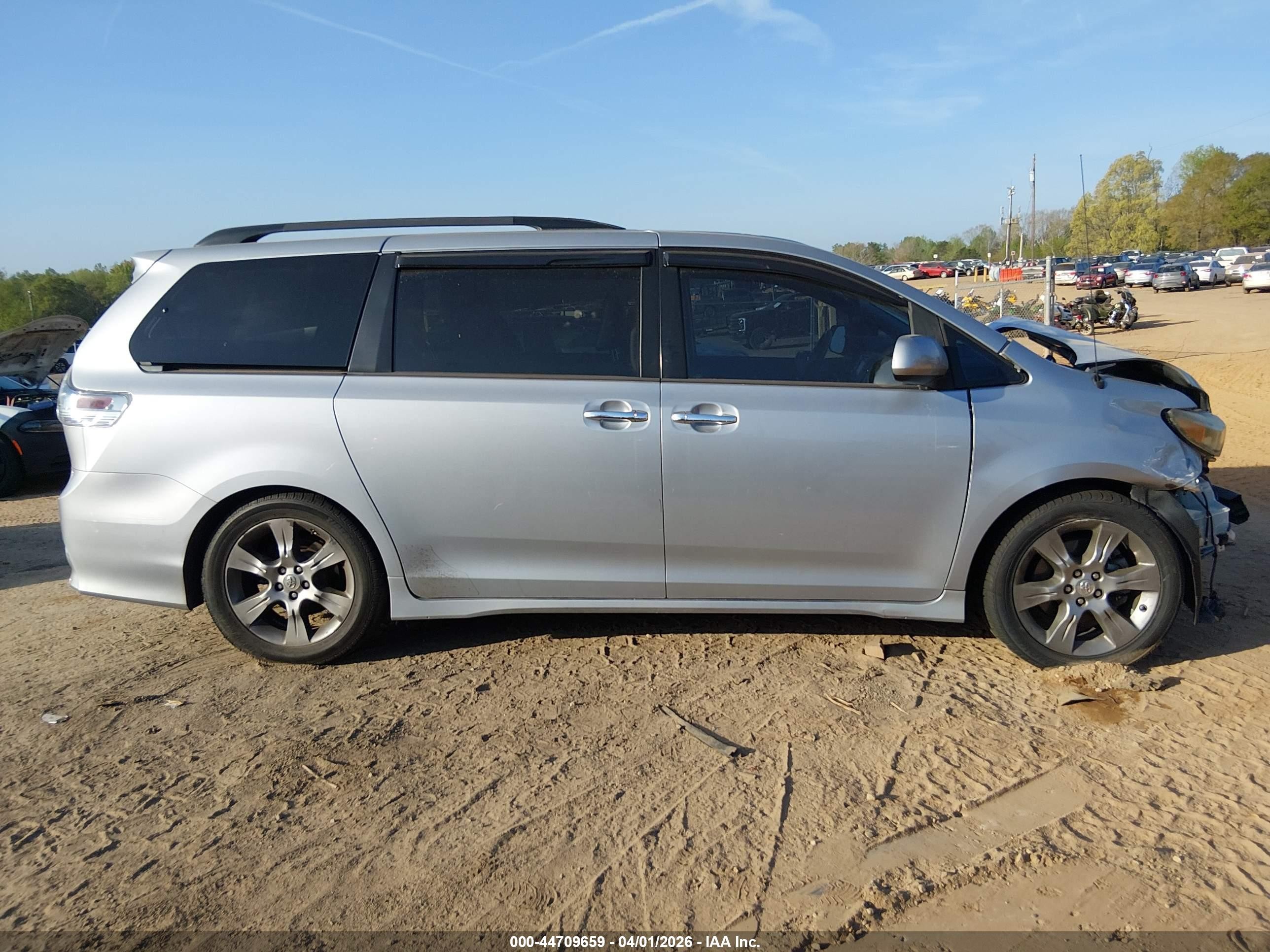 2014 Toyota Sienna Se 8 Passenger Серебряный vin: 5TDXK3DC7ES509201