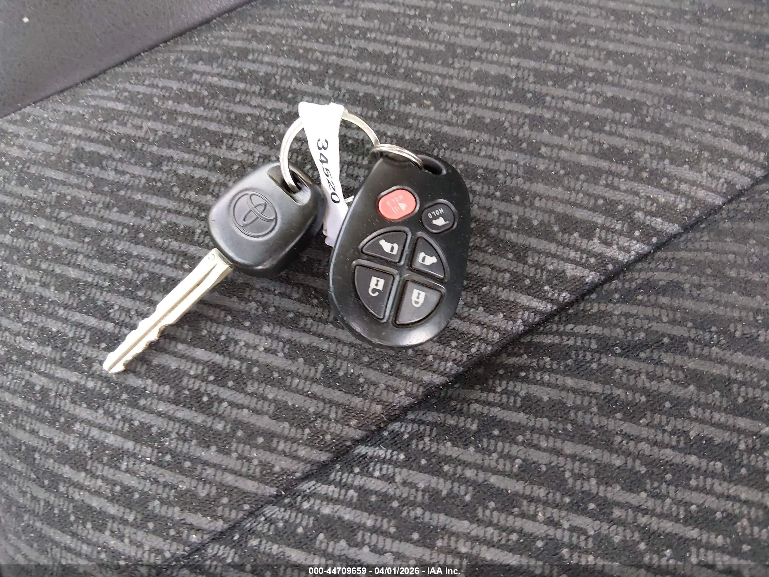 2014 Toyota Sienna Se 8 Passenger Серебряный vin: 5TDXK3DC7ES509201