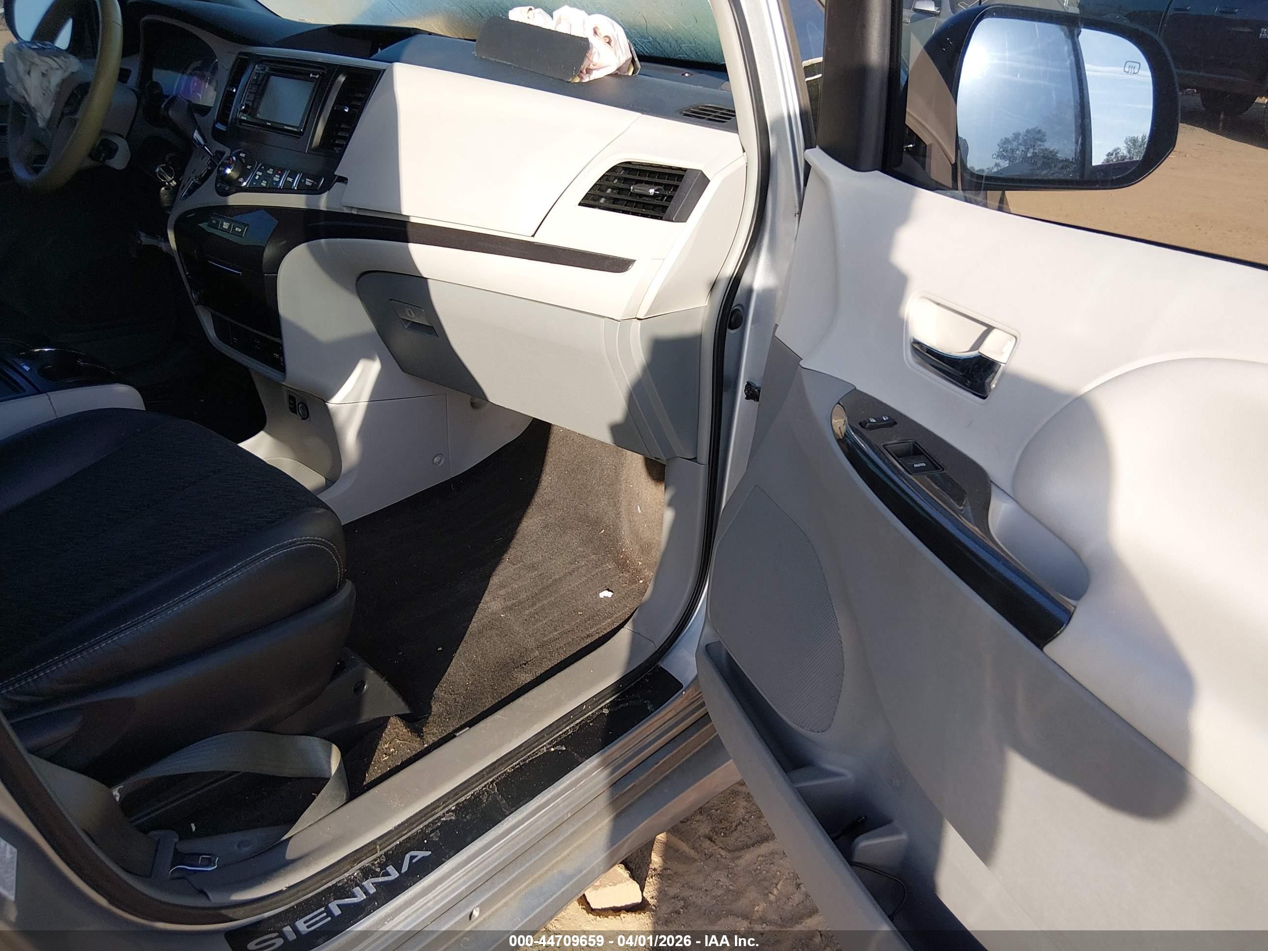 2014 Toyota Sienna Se 8 Passenger Серебряный vin: 5TDXK3DC7ES509201