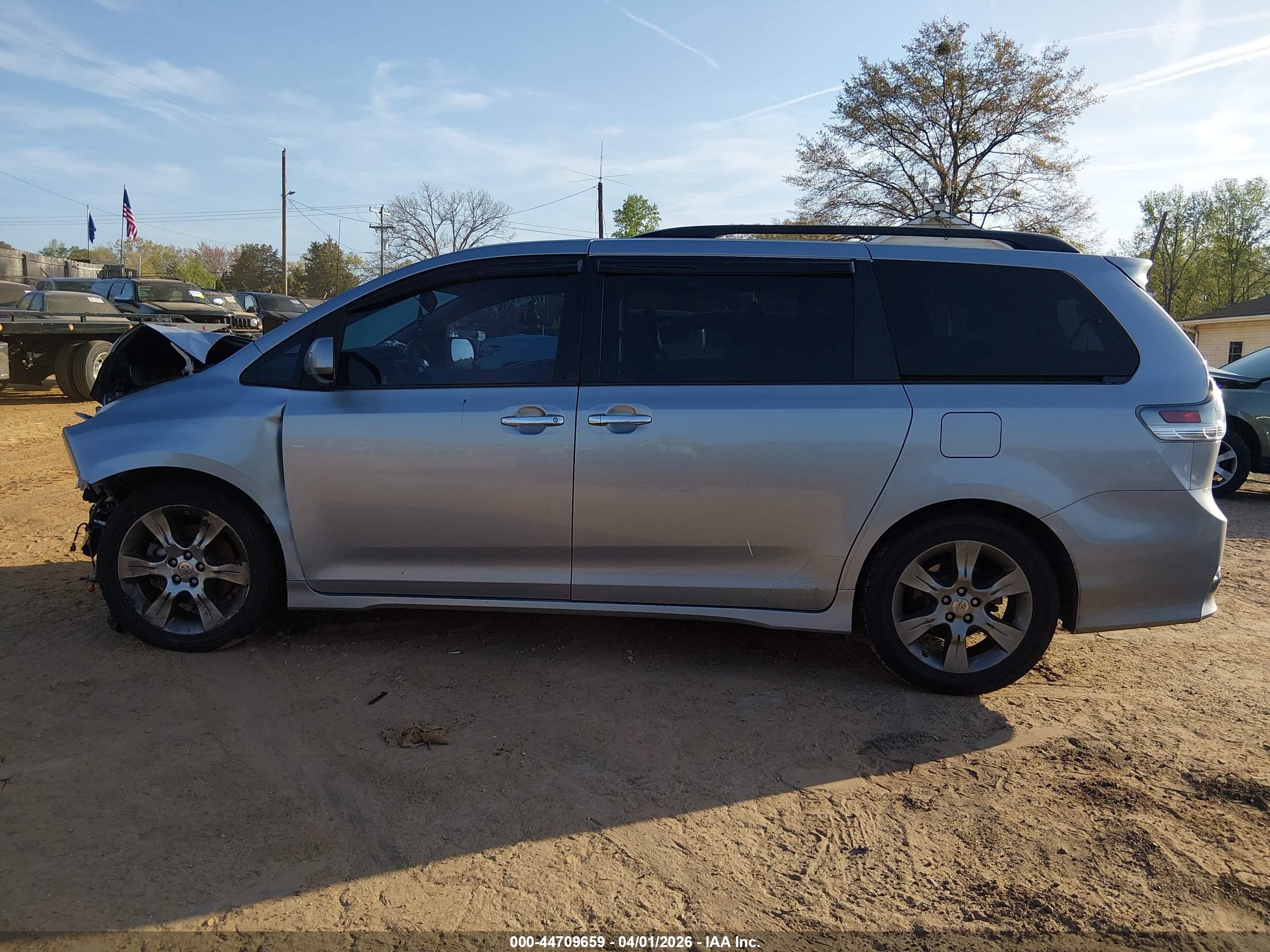 2014 Toyota Sienna Se 8 Passenger Серебряный vin: 5TDXK3DC7ES509201