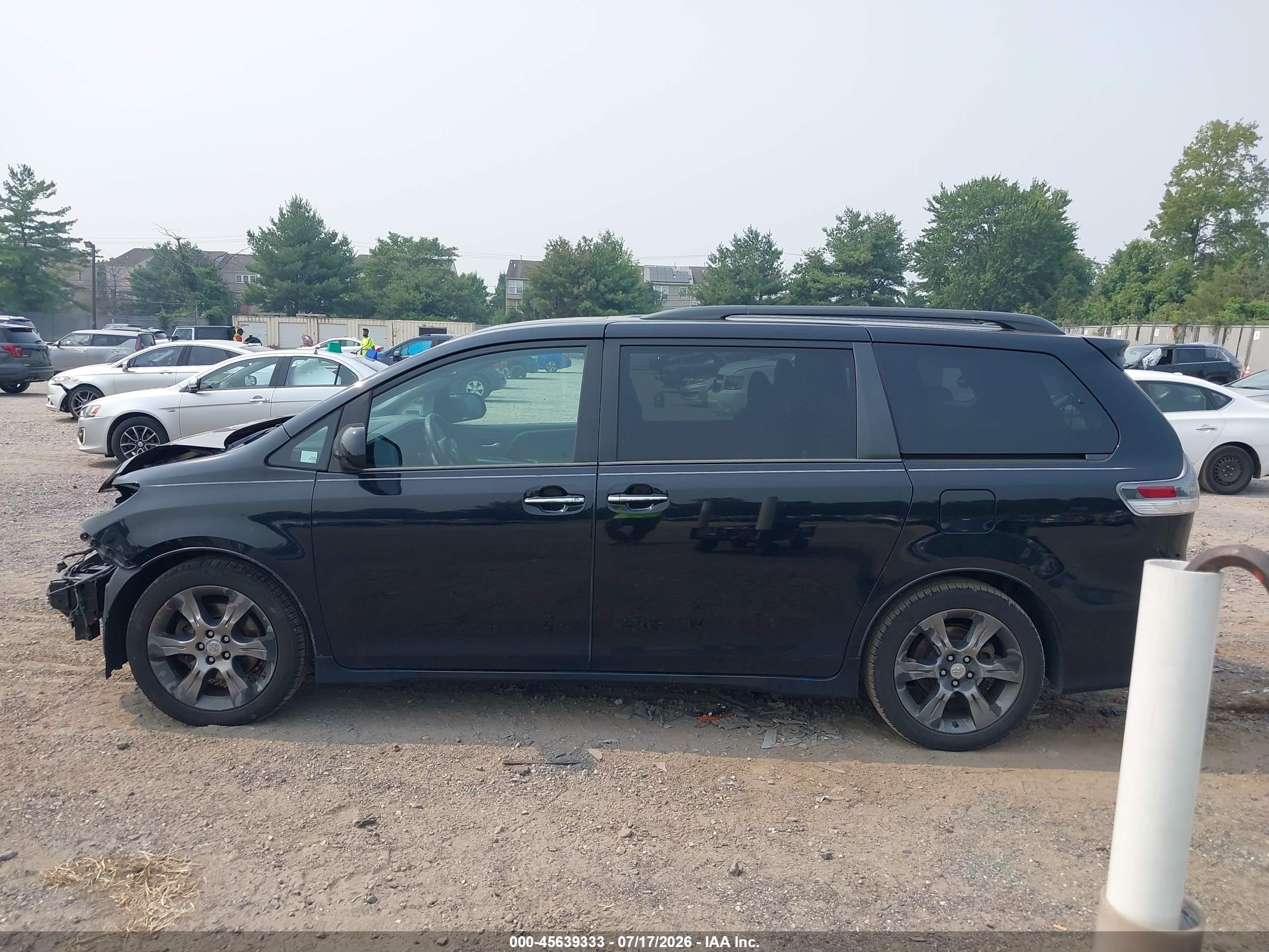 2015 Toyota Sienna Se Premium 8 Passenger Black vin: 5TDXK3DC7FS636628