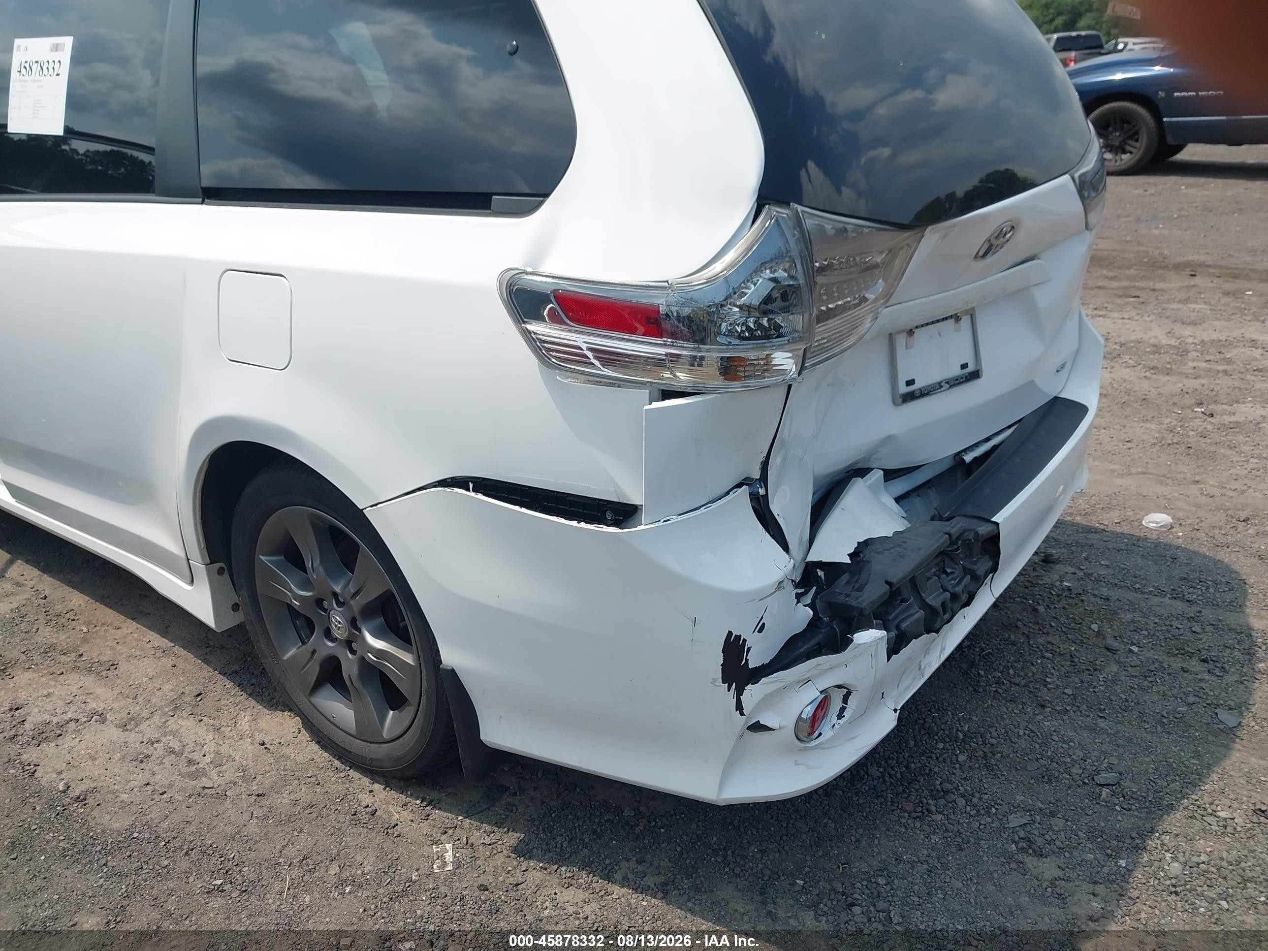 2016 Toyota Sienna Se Premium 8 Passenger White vin: 5TDXK3DC7GS763512