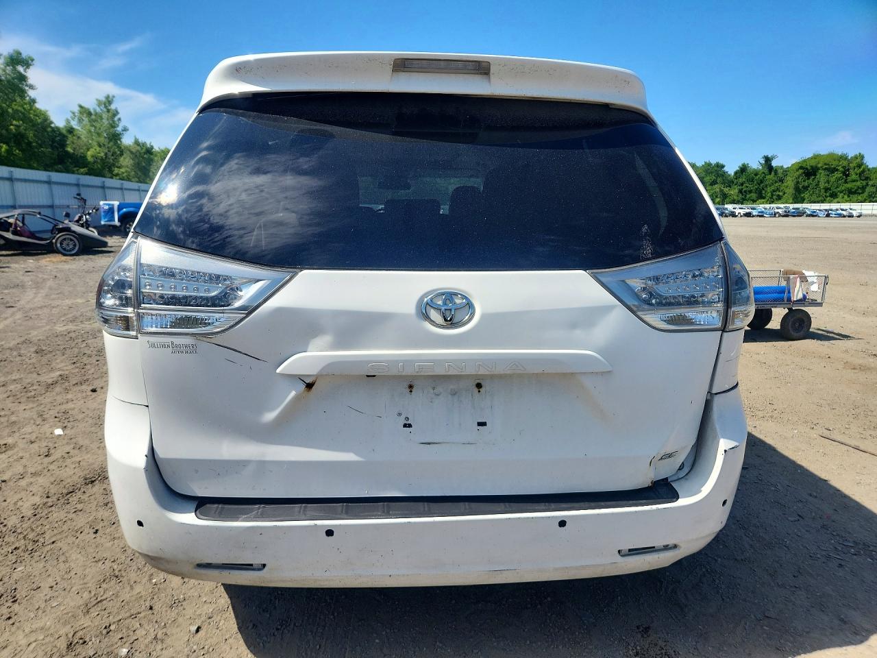 2011 Toyota Sienna Sport White vin: 5TDXK3DC8BS147052