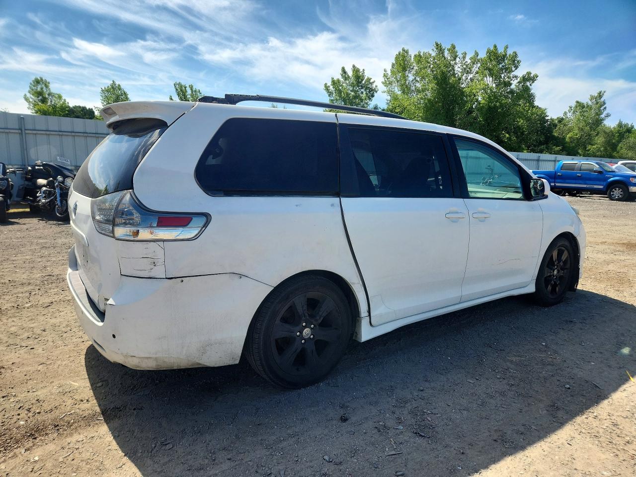 2011 Toyota Sienna Sport White vin: 5TDXK3DC8BS147052