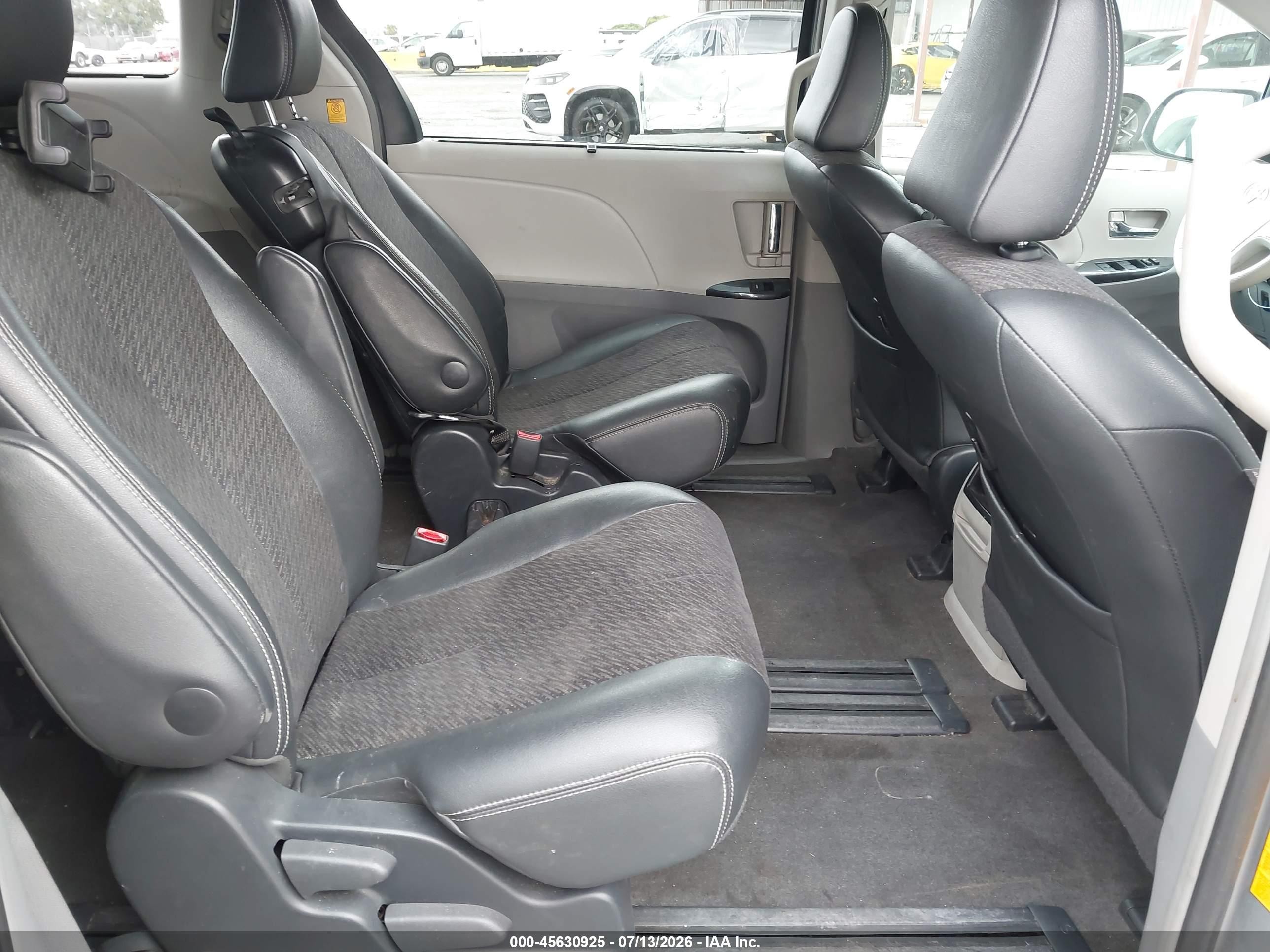 2011 Toyota Sienna Se Silver vin: 5TDXK3DC8BS159475