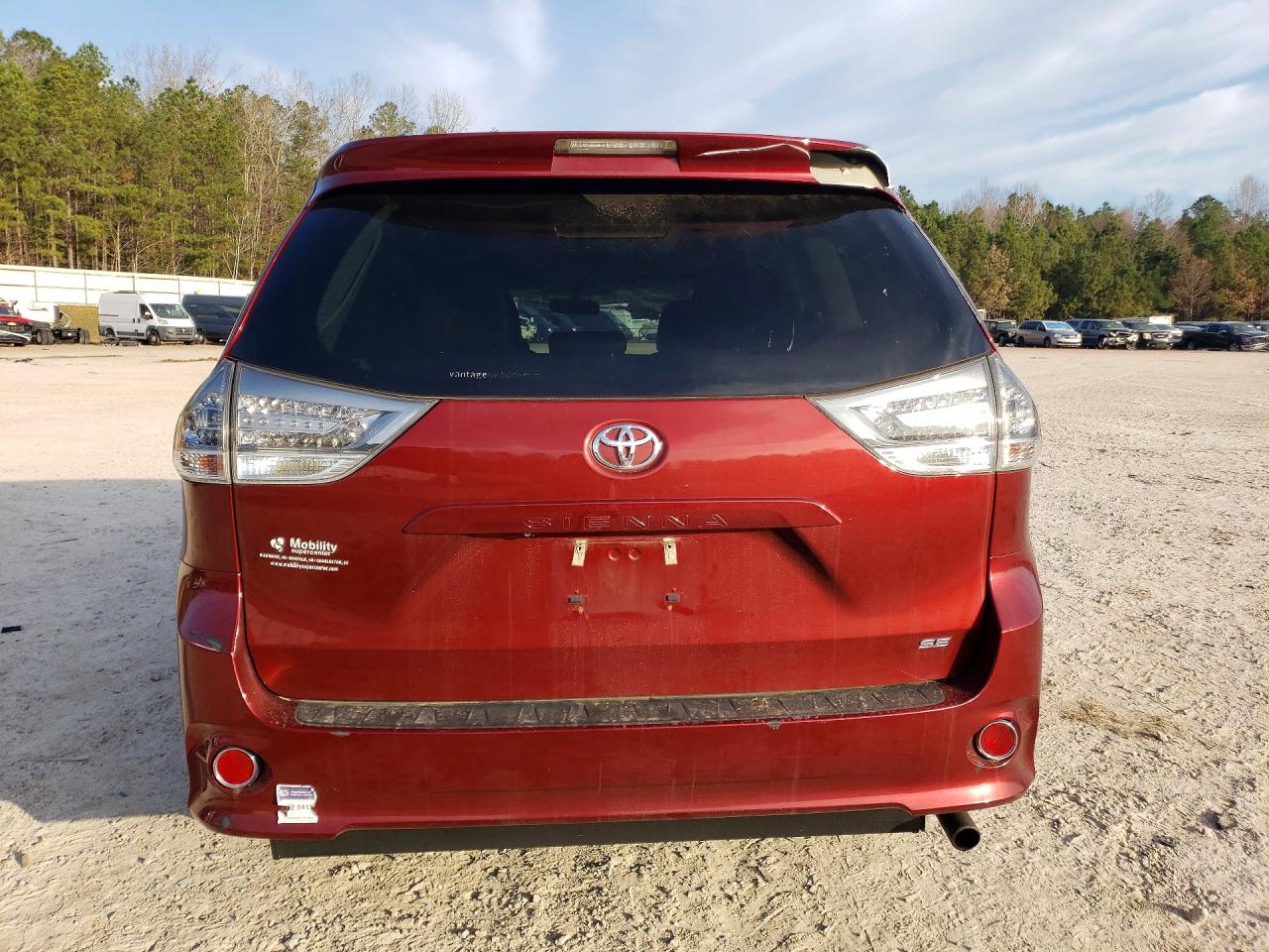 2013 Toyota Sienna Se 8-passenger Burgundy vin: 5TDXK3DC8DS338800