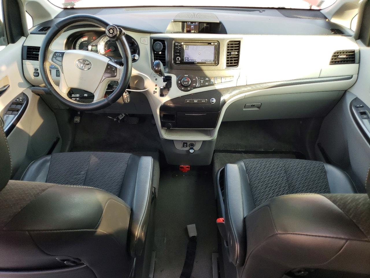 2013 Toyota Sienna Se 8-passenger Burgundy vin: 5TDXK3DC8DS338800