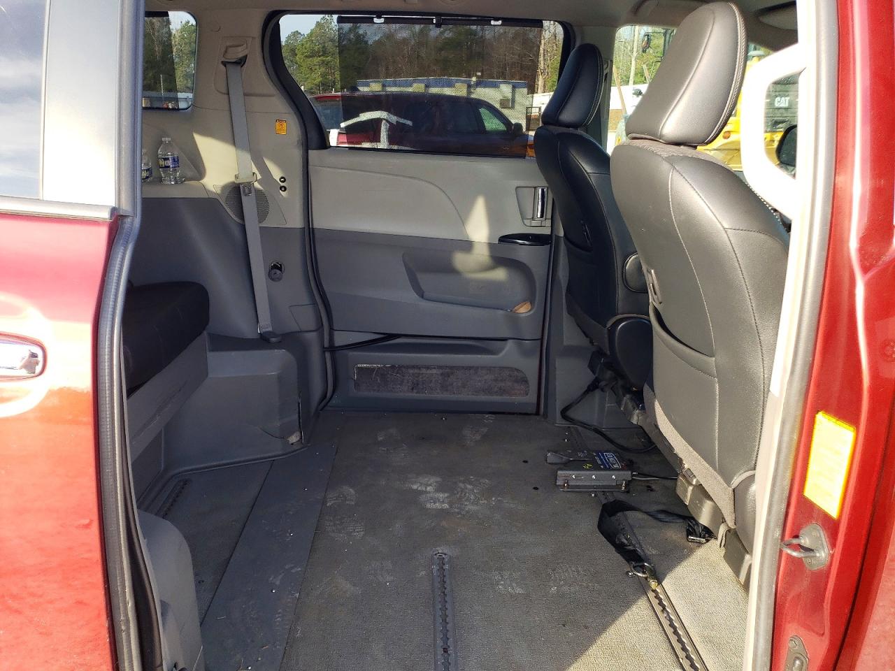 2013 Toyota Sienna Se 8-passenger Burgundy vin: 5TDXK3DC8DS338800