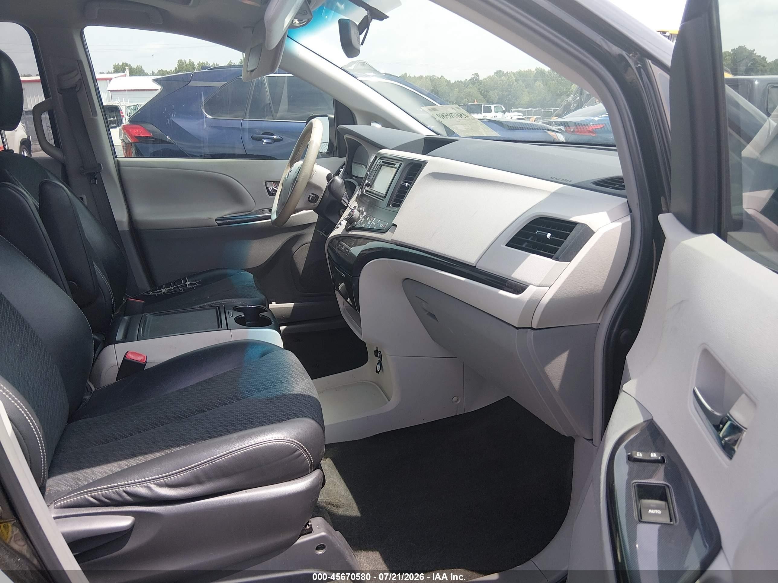 2013 Toyota Sienna Se 8 Passenger Black vin: 5TDXK3DC8DS348520