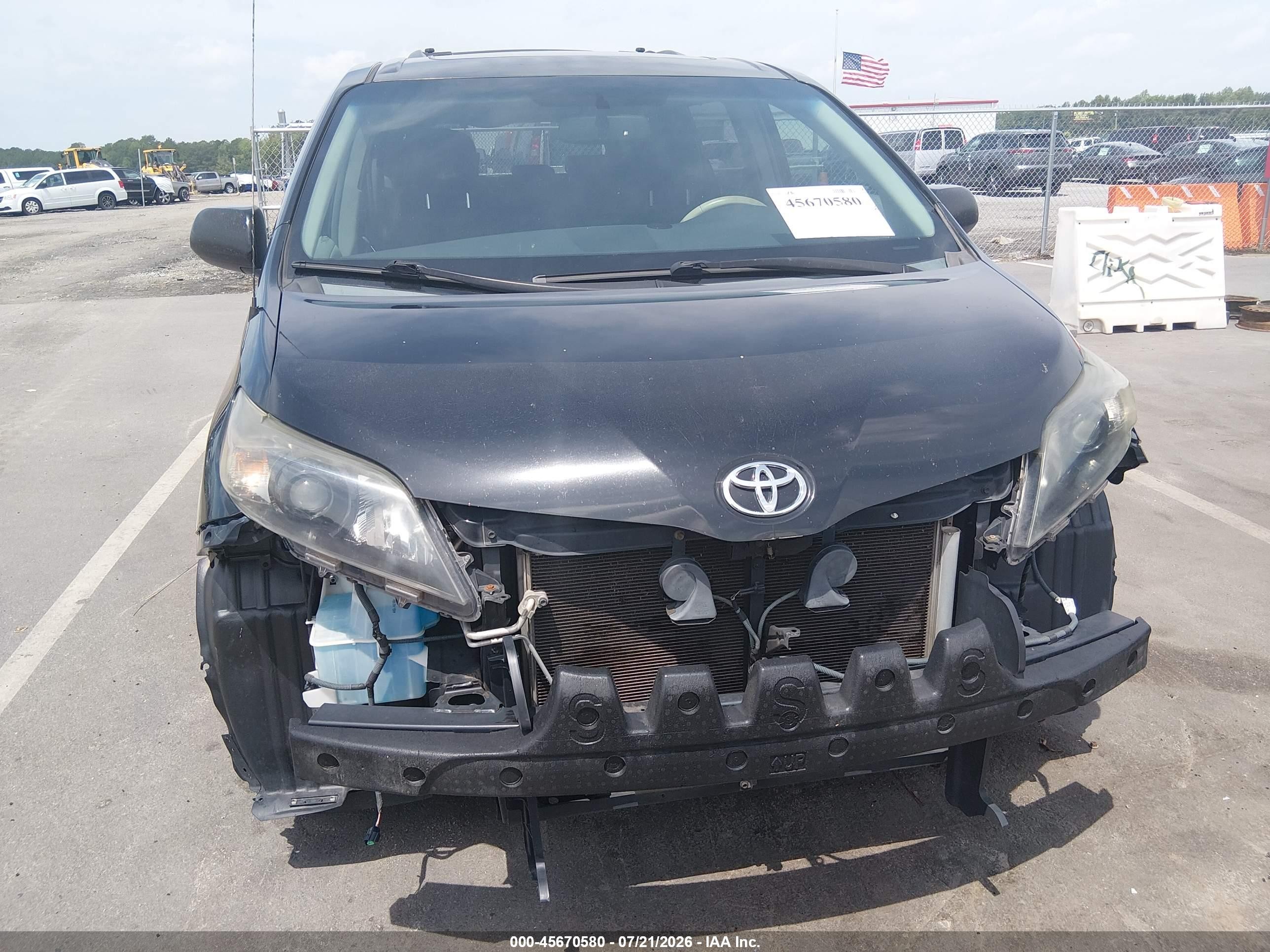 2013 Toyota Sienna Se 8 Passenger Black vin: 5TDXK3DC8DS348520