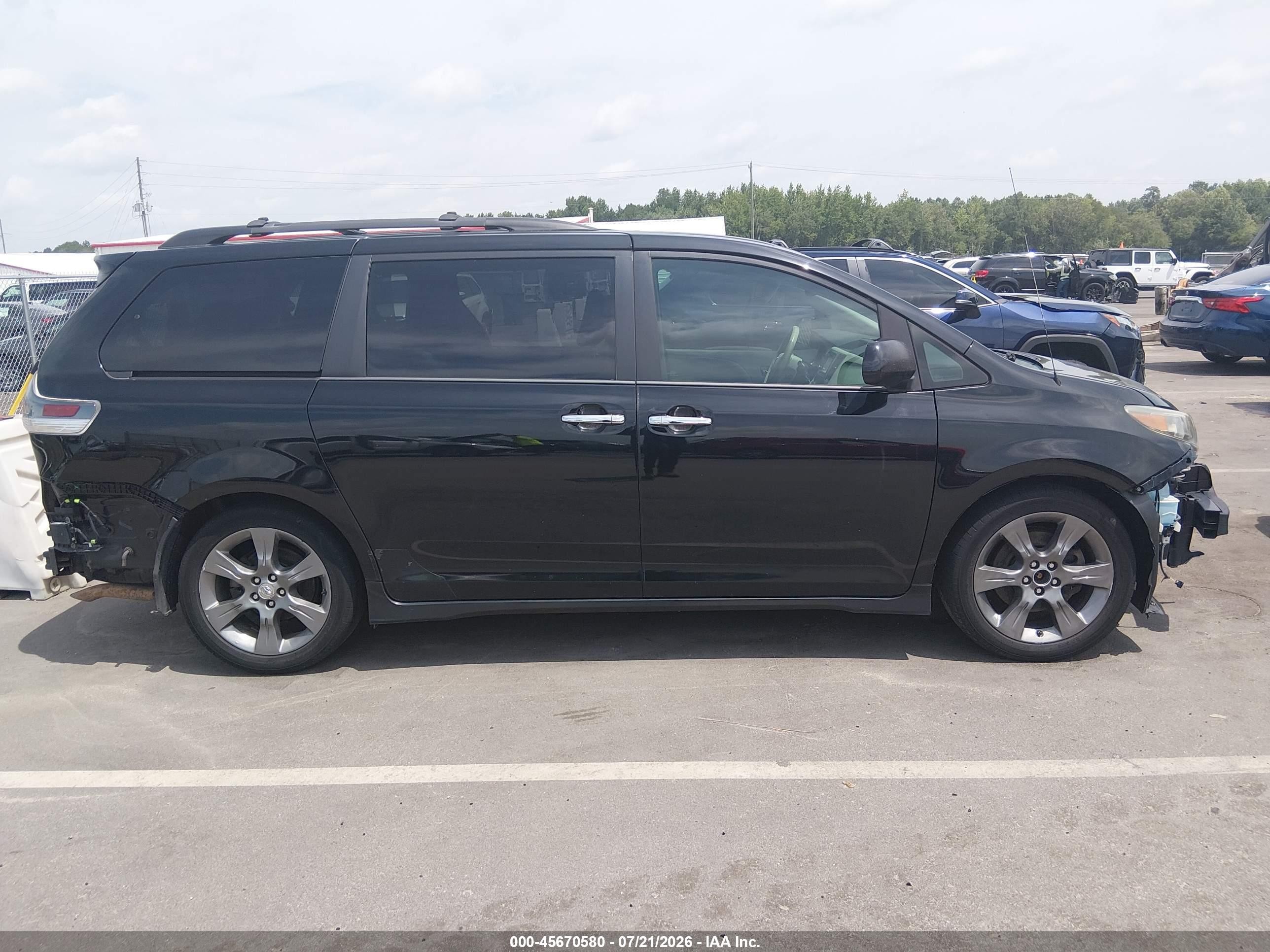 2013 Toyota Sienna Se 8 Passenger Black vin: 5TDXK3DC8DS348520