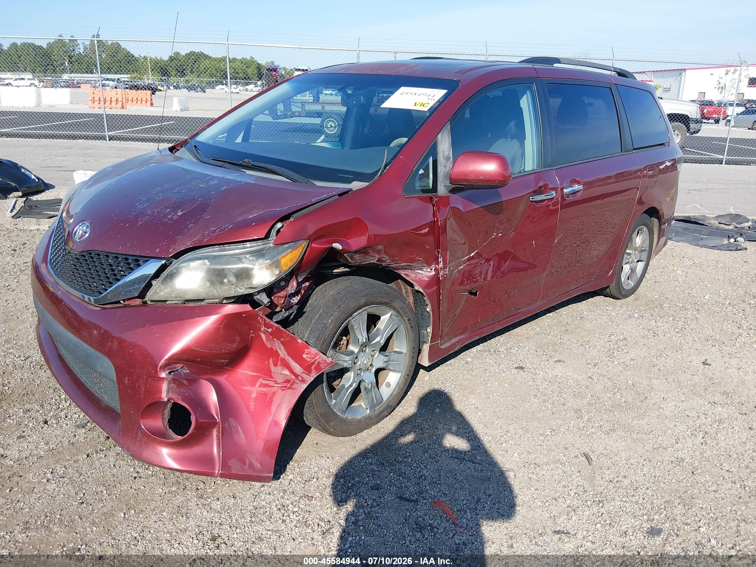 2013 Toyota Sienna Se 8 Passenger Red vin: 5TDXK3DC8DS401104
