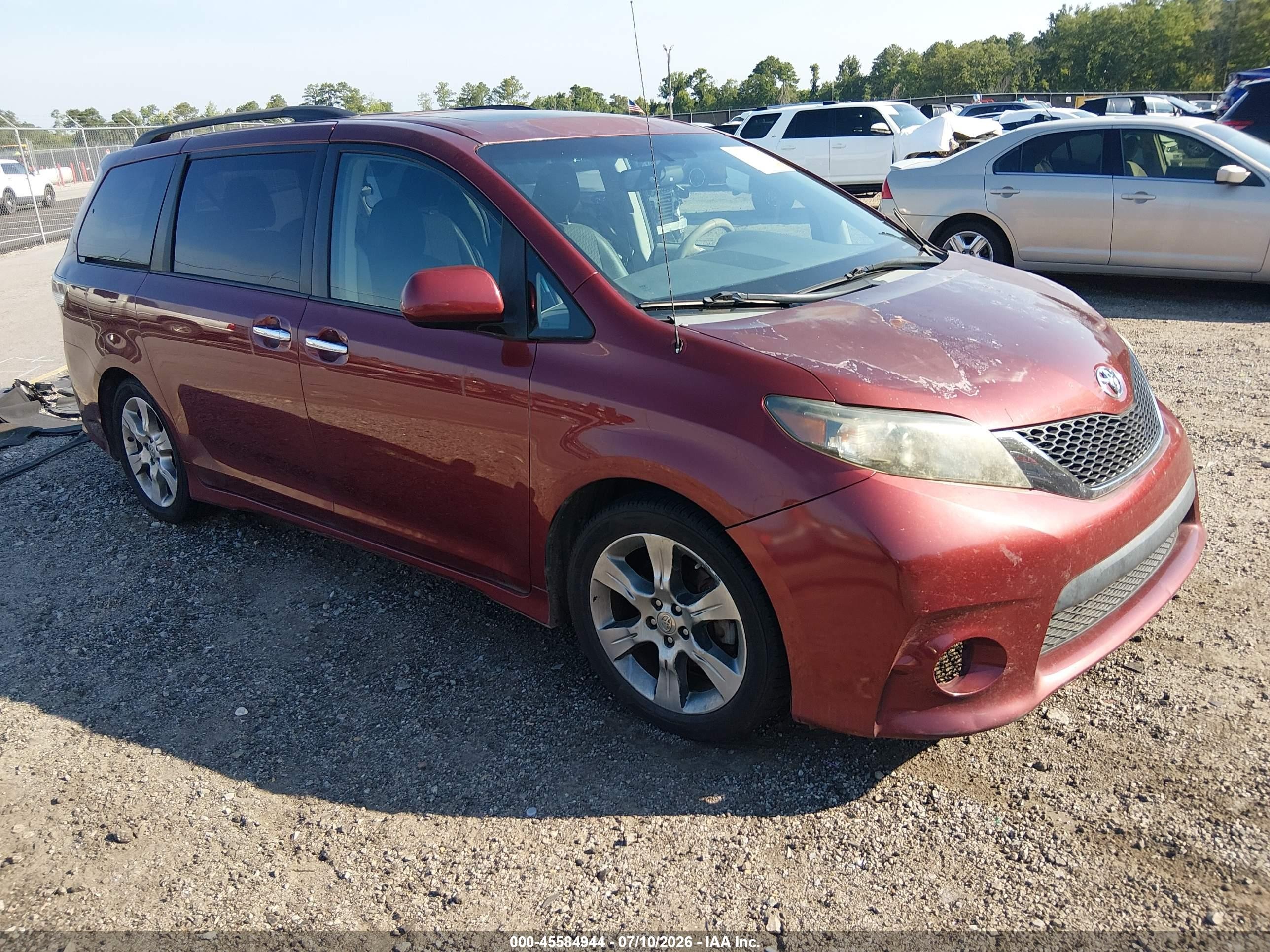 2013 Toyota Sienna Se 8 Passenger Red vin: 5TDXK3DC8DS401104