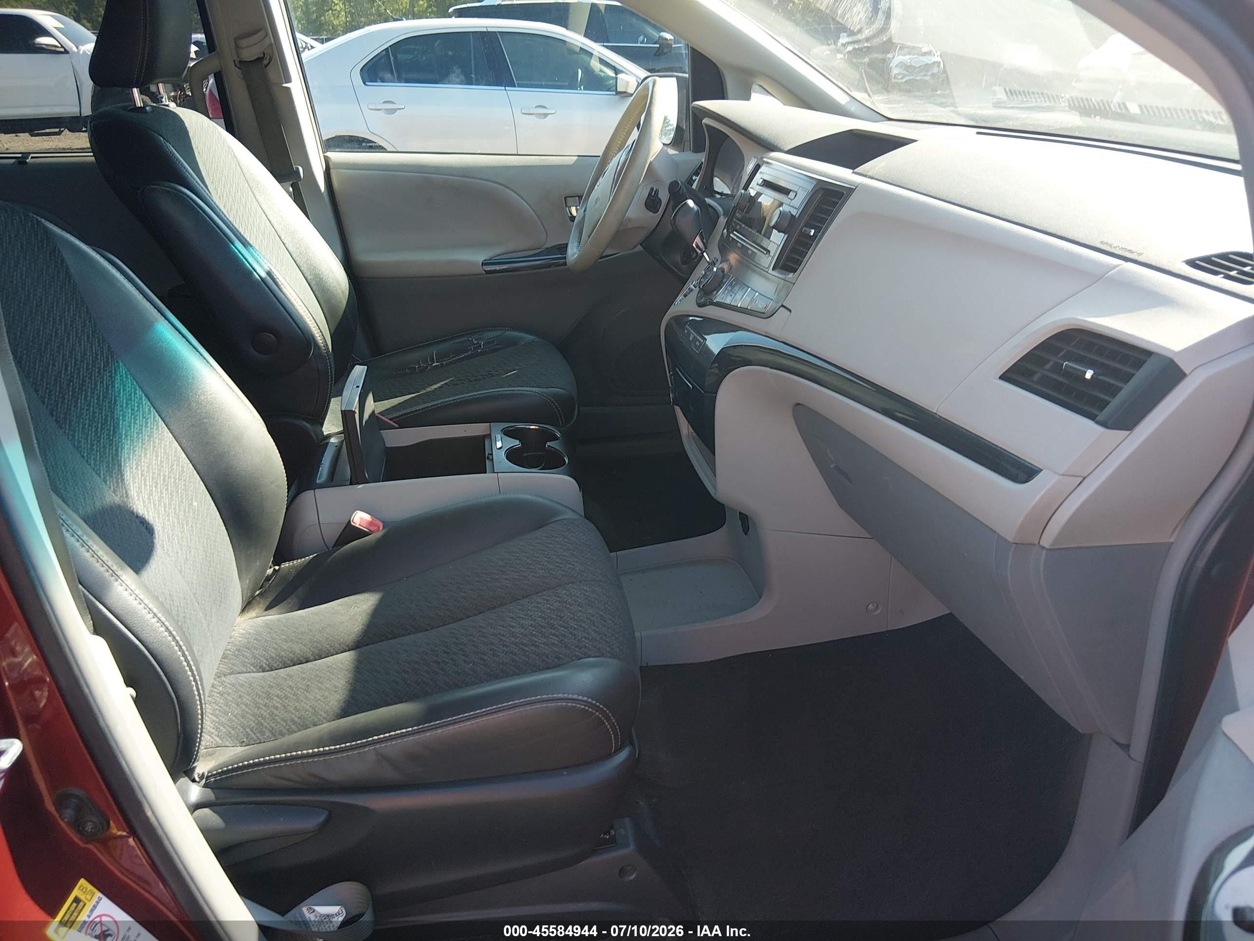 2013 Toyota Sienna Se 8 Passenger Red vin: 5TDXK3DC8DS401104