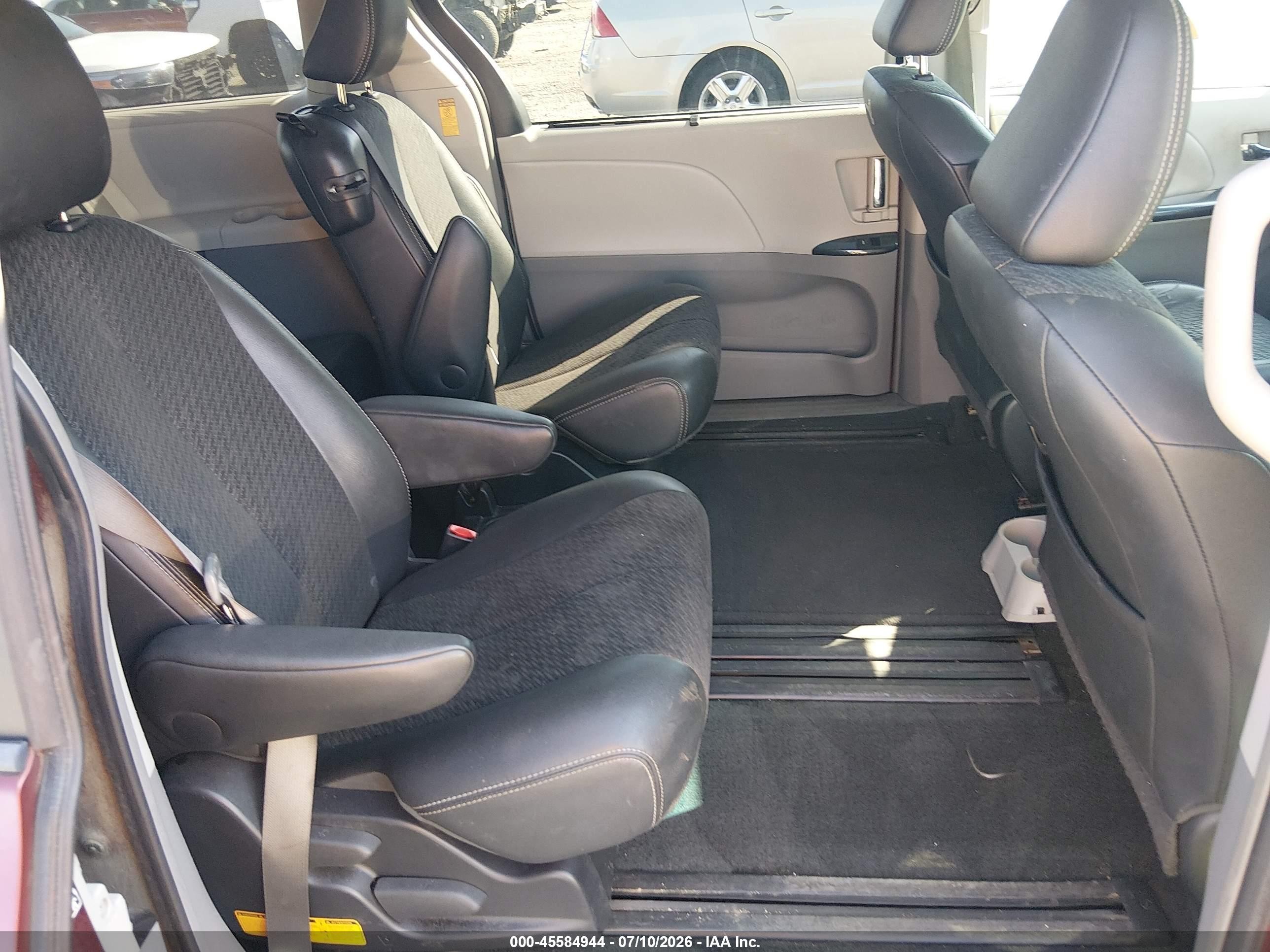 2013 Toyota Sienna Se 8 Passenger Red vin: 5TDXK3DC8DS401104
