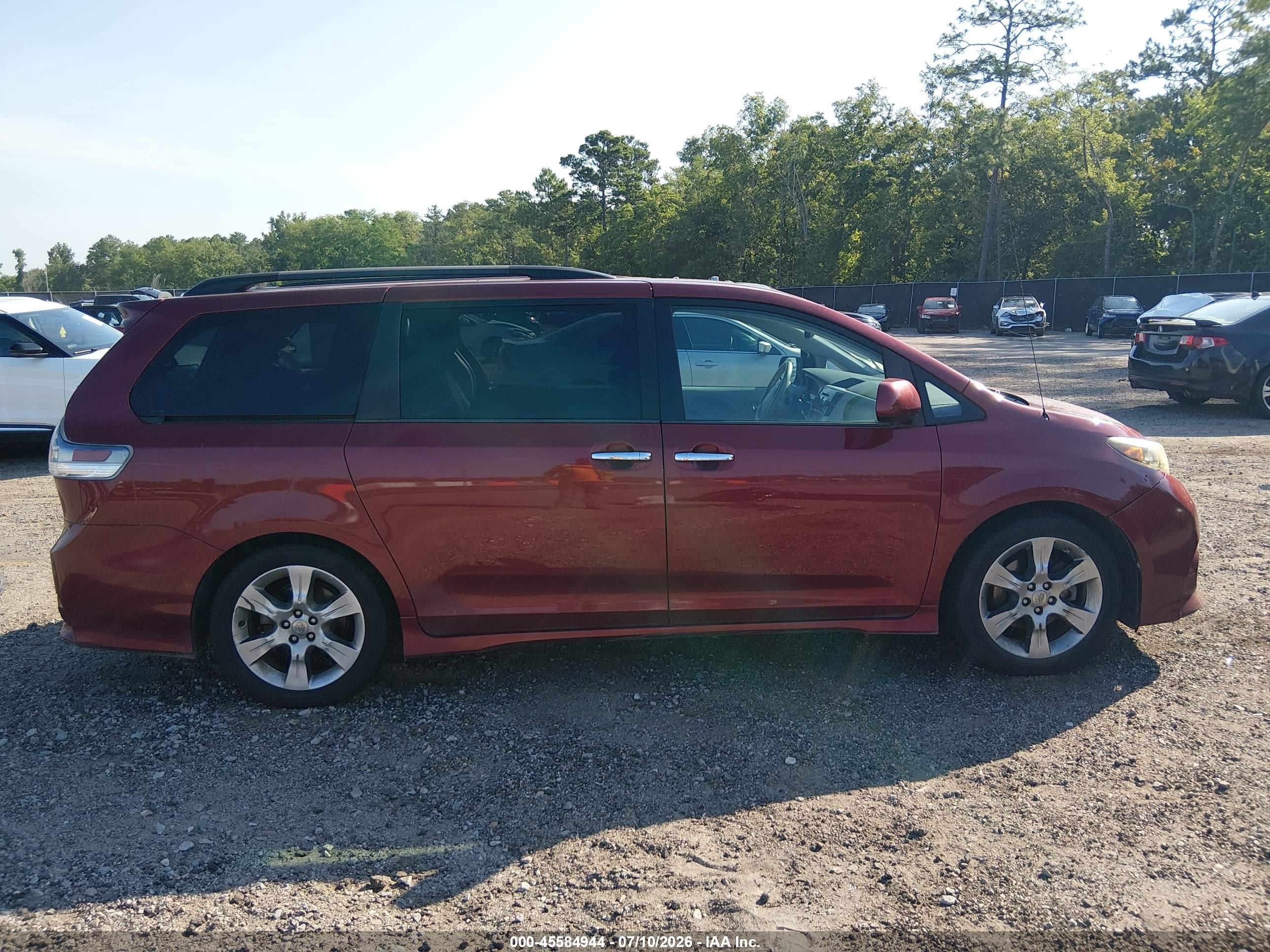 2013 Toyota Sienna Se 8 Passenger Red vin: 5TDXK3DC8DS401104