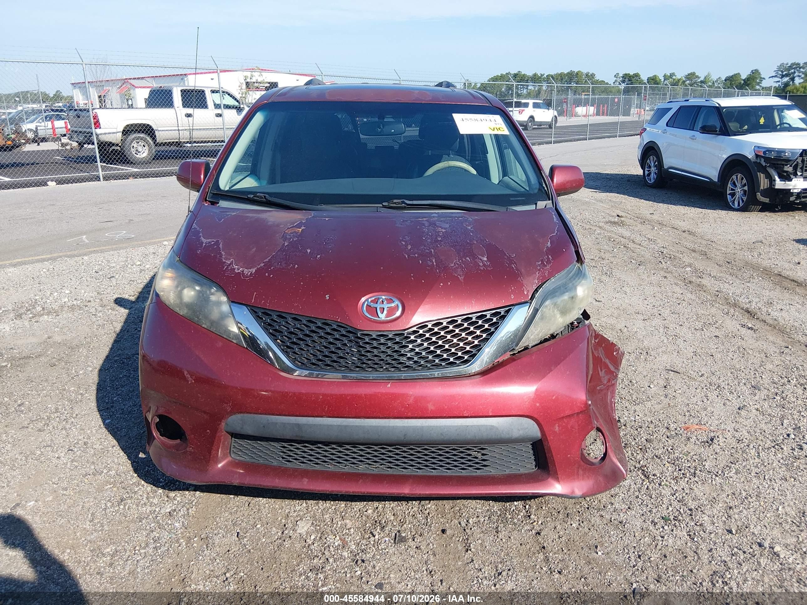 2013 Toyota Sienna Se 8 Passenger Red vin: 5TDXK3DC8DS401104