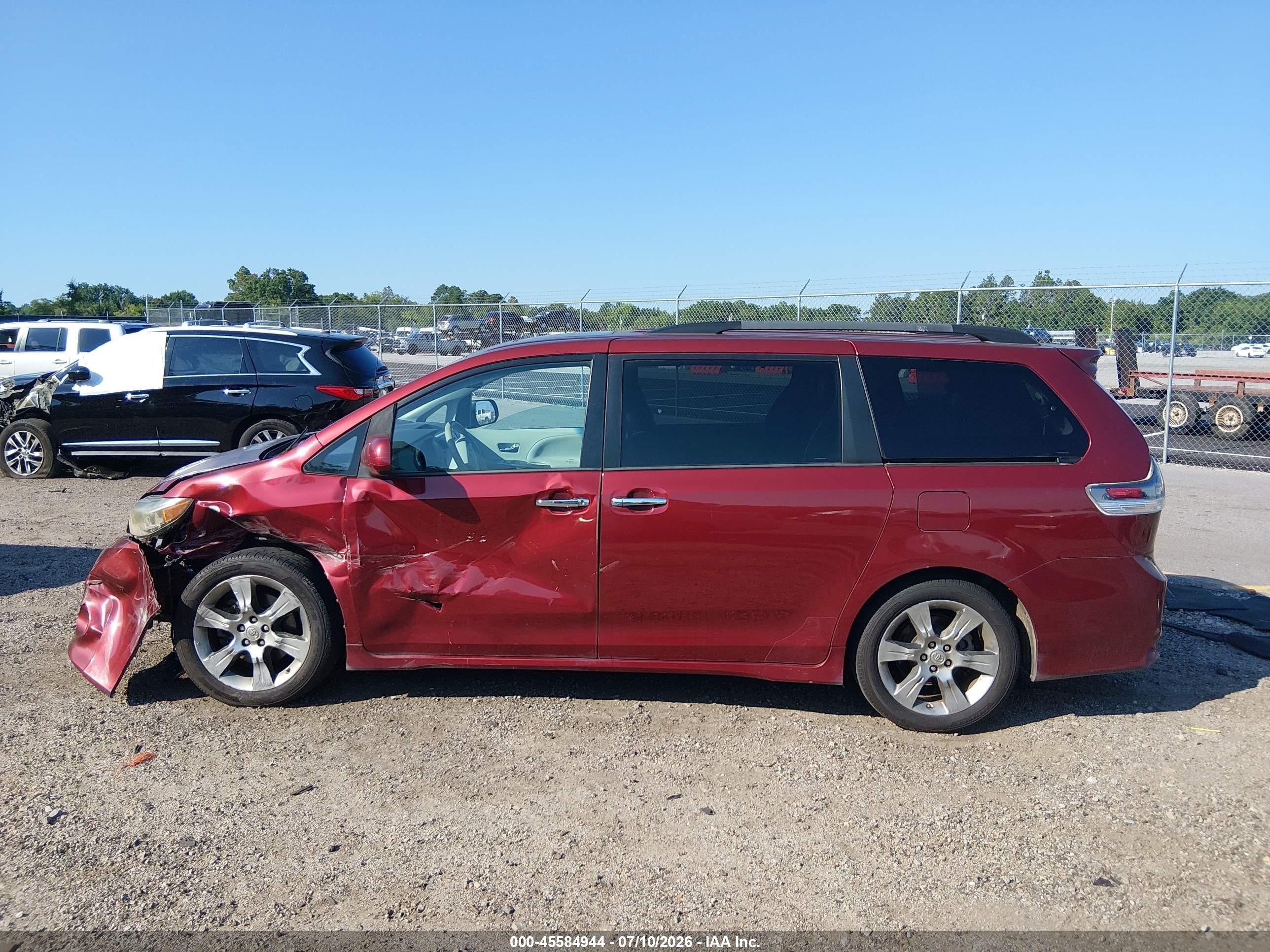2013 Toyota Sienna Se 8 Passenger Red vin: 5TDXK3DC8DS401104